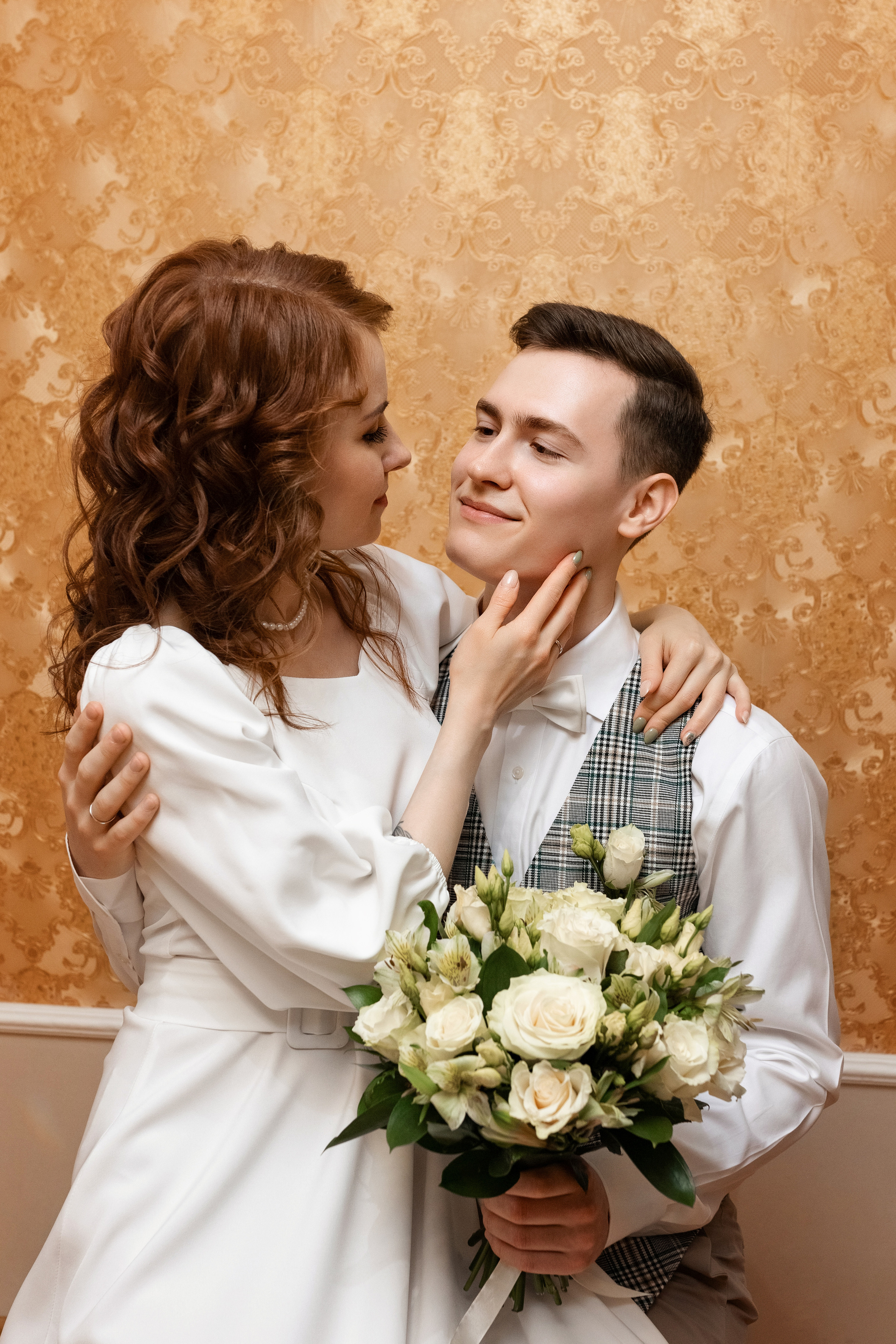 Молодожены позируют на стуле