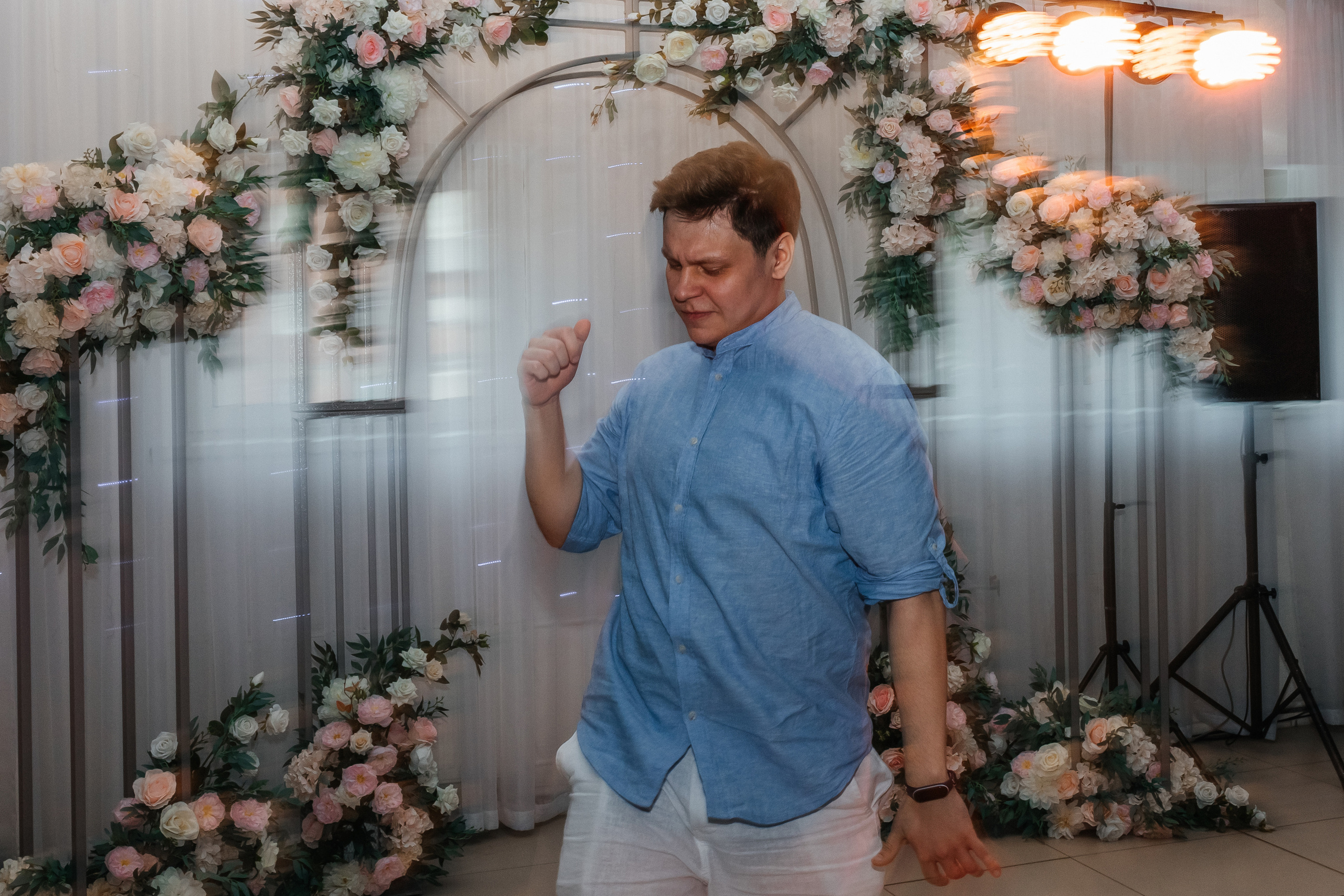 Дискотека на свадебной вечеринке. Репортажное фото банкета