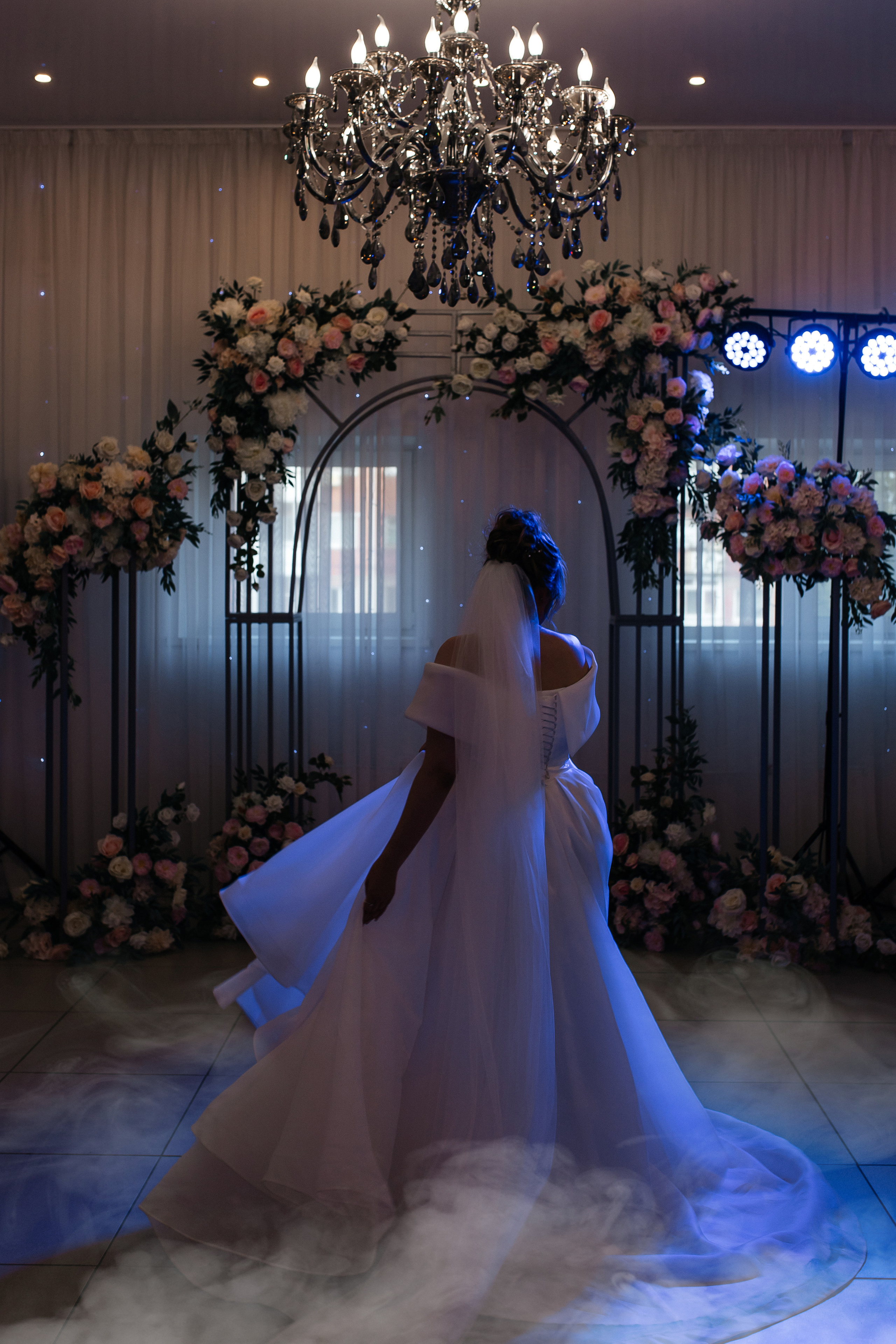 Невеста кружится в белом платье, играет подолом