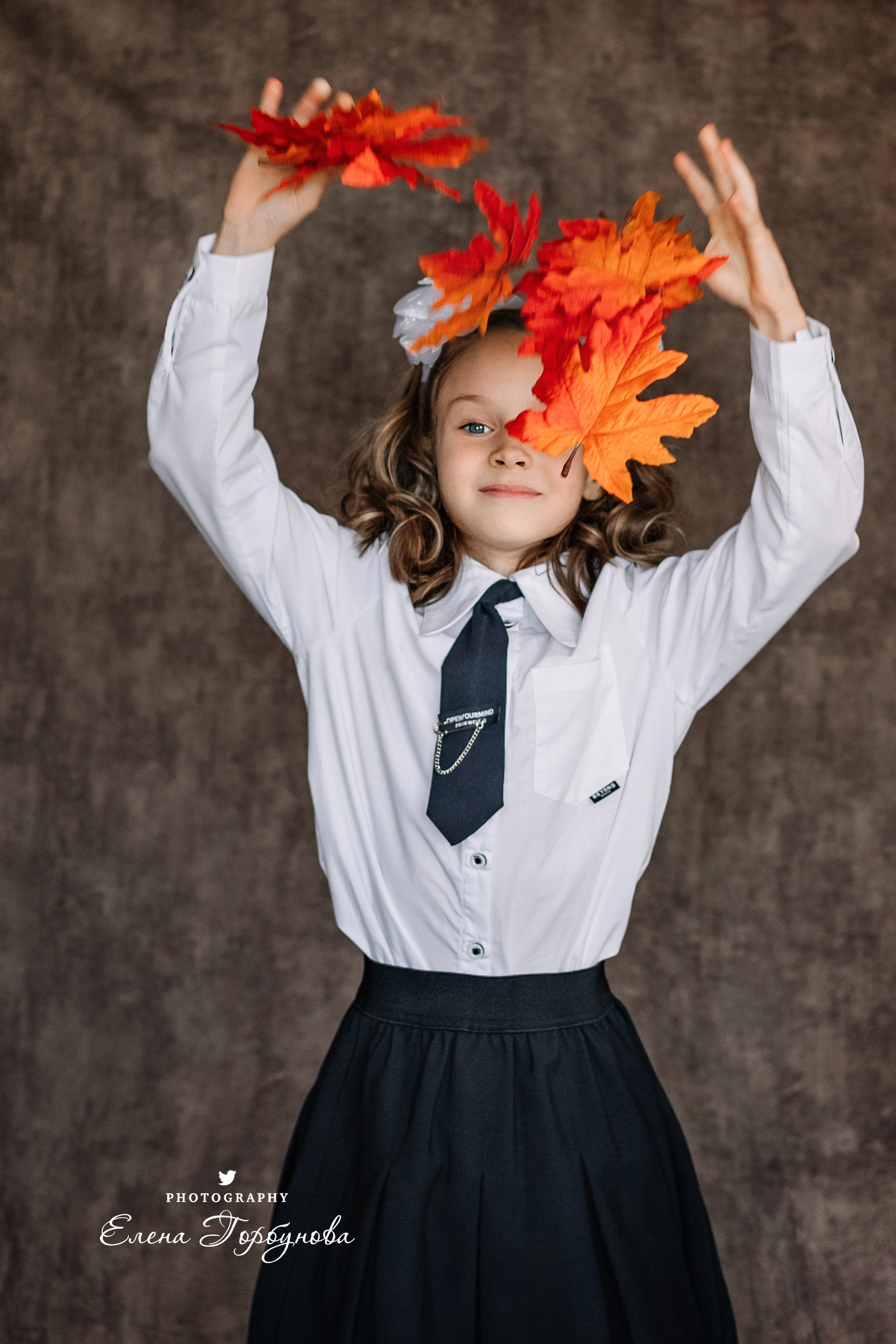 Фотограф Елена Горбунова Пермь. школьный портрет. фотосессия на 1 сентября. девочка в школьной форме с рамкой и  осенними листьями. Листья клена на портрете. школьный портрет в студии на фото. художественный портрет. школьный фотограф.