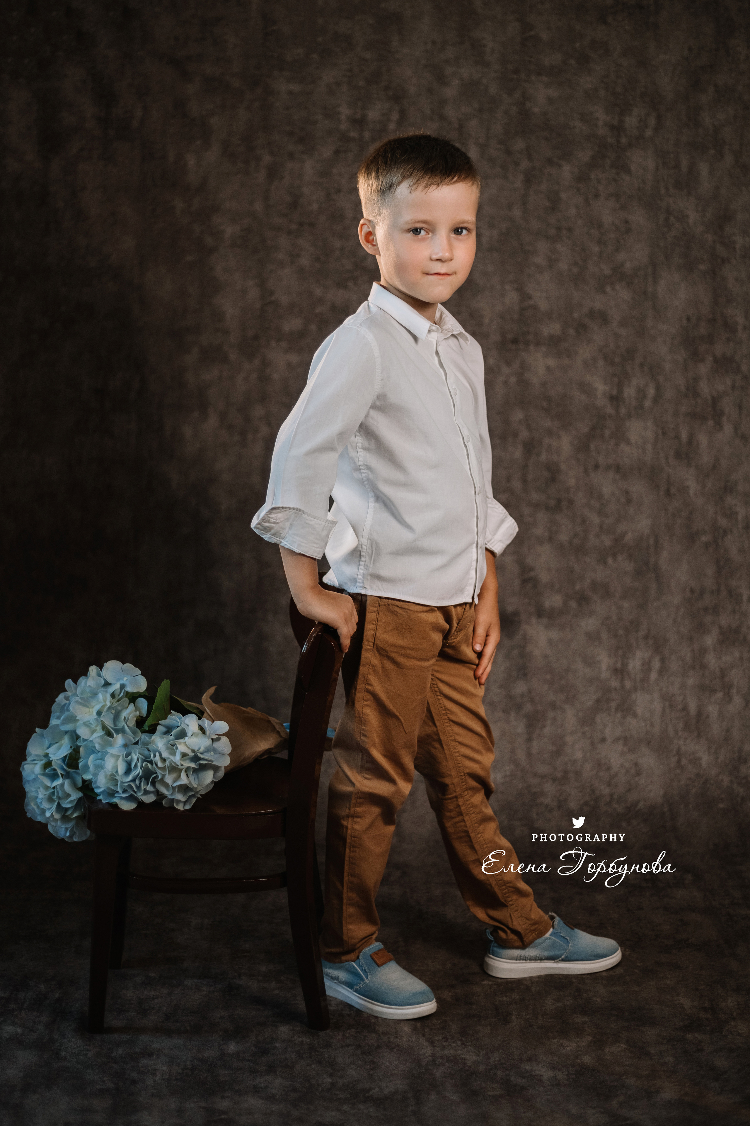 Мальчик позирует на стуле с цветами голубая гортензия. детская фотосессия, детский портрет, фотосессия в садике, фотосессия в студии, детский фотограф пермь Елена Горбунова.