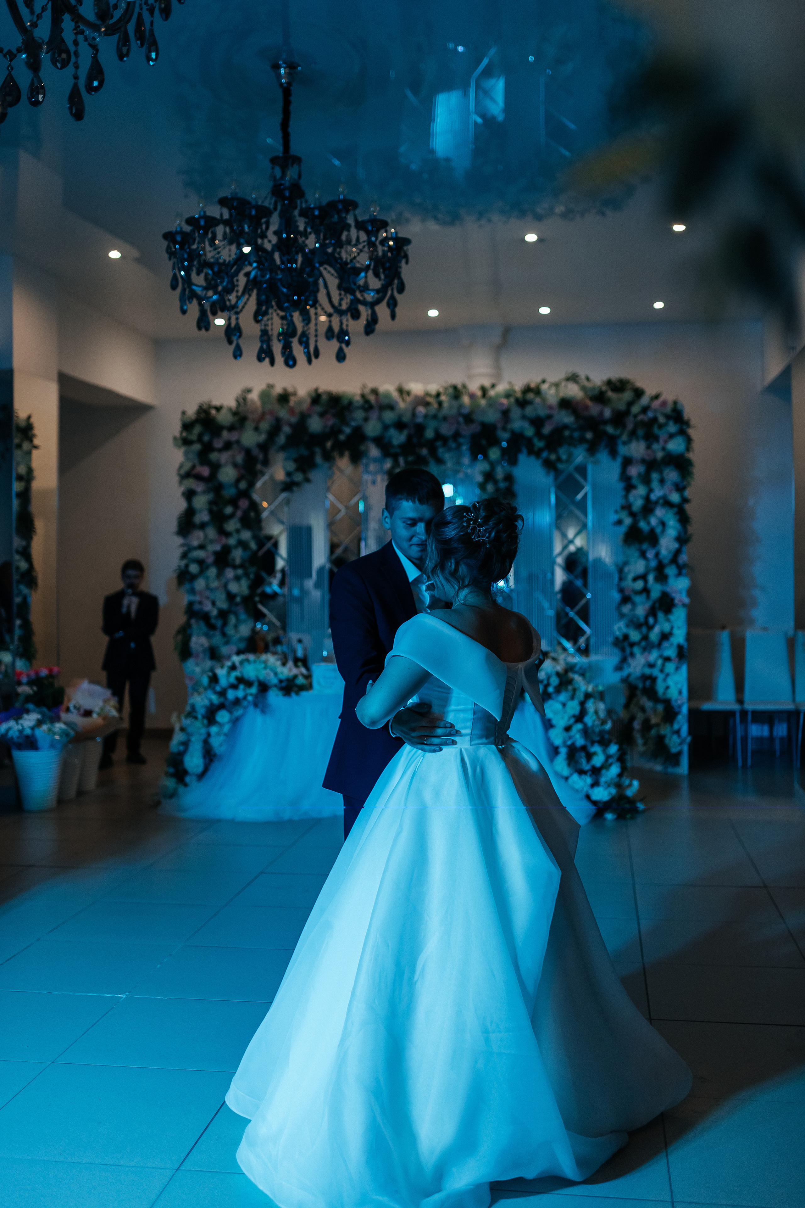 Танец жениха и невесты. Репортажное фото со свадебного банкета