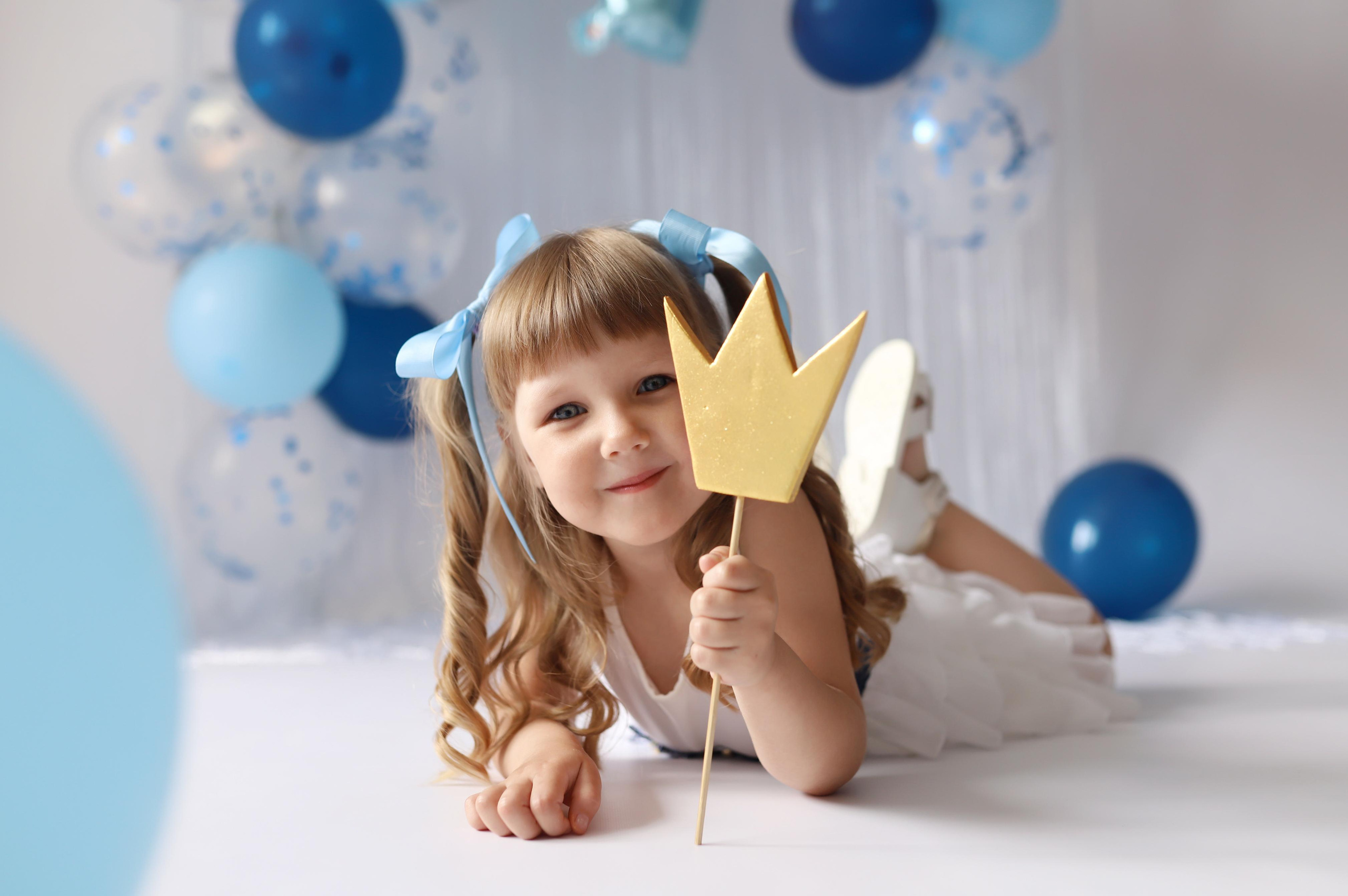 фотосессия на день рождения дочке с шариками тортом в белом платье с большими конфетами и большой ложкой