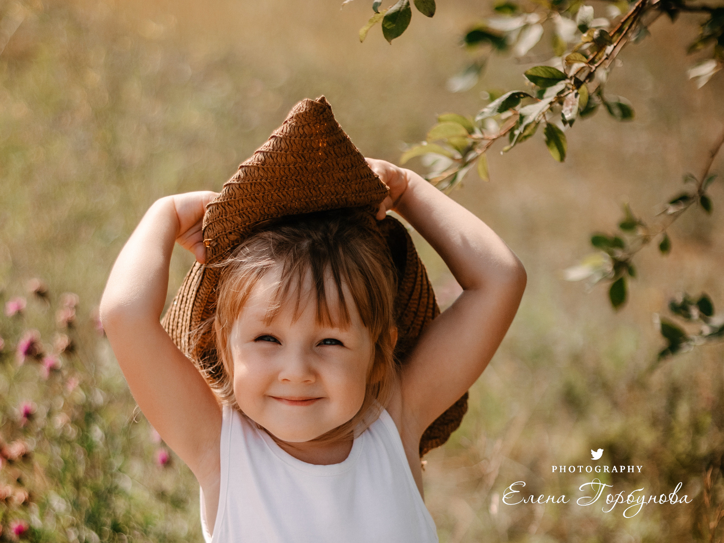 Детская фотосессия на природе на даче летом со шляпой