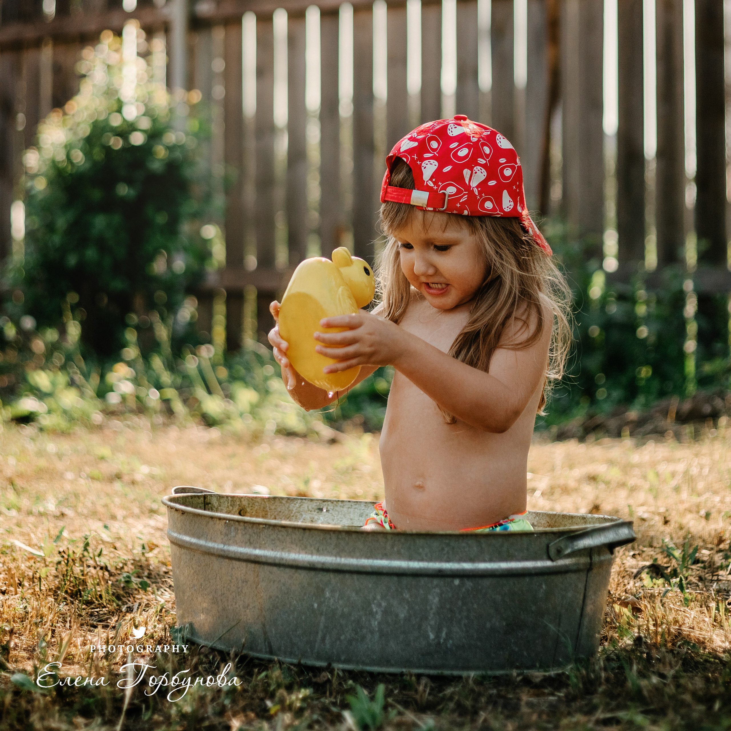 Детская фотосессия на природе на даче летом в тазике под яблоней
