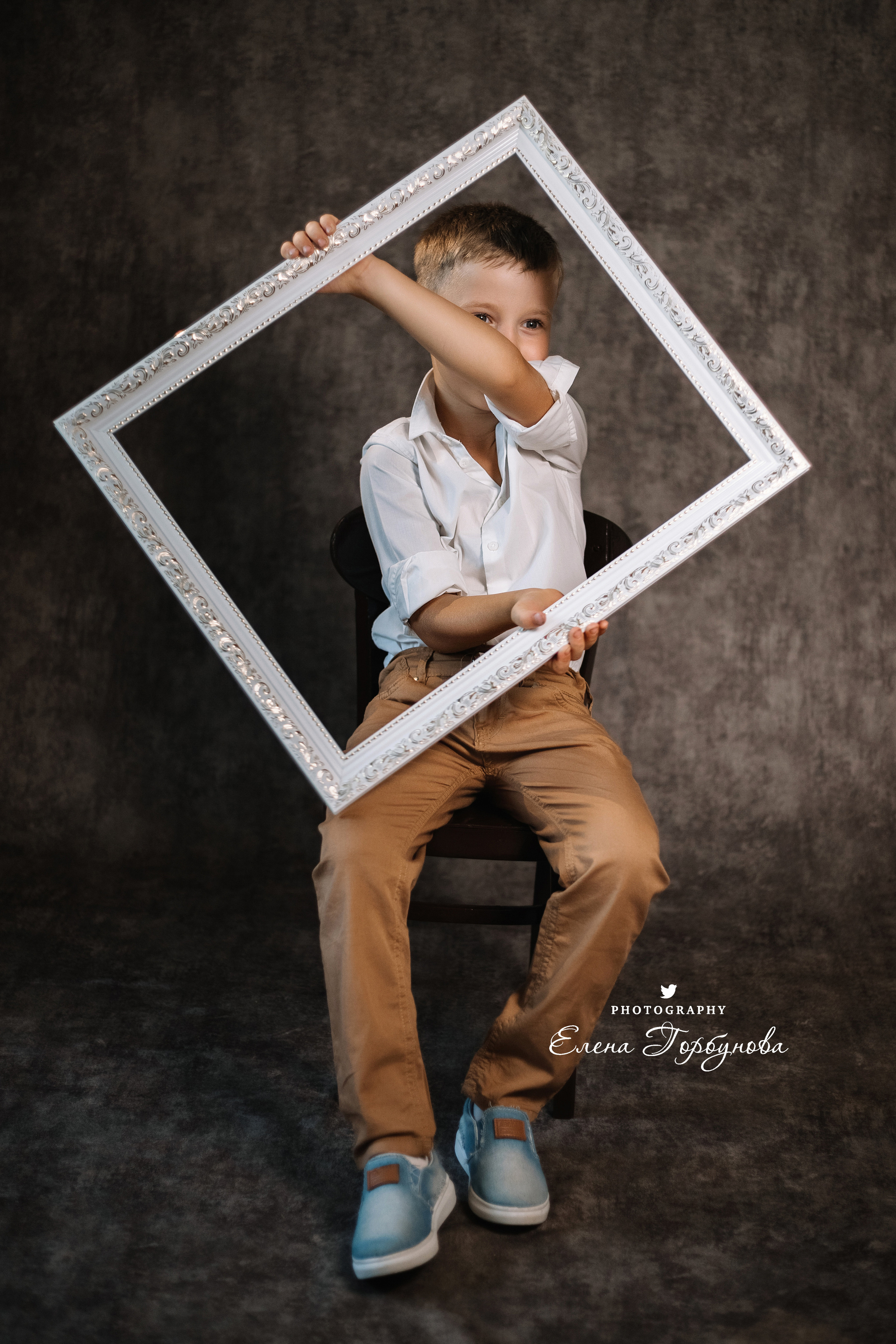 Мальчик позирует на стуле с цветами голубая гортензия. детская фотосессия, детский портрет, фотосессия в садике, фотосессия в студии, детский фотограф пермь Елена Горбунова.