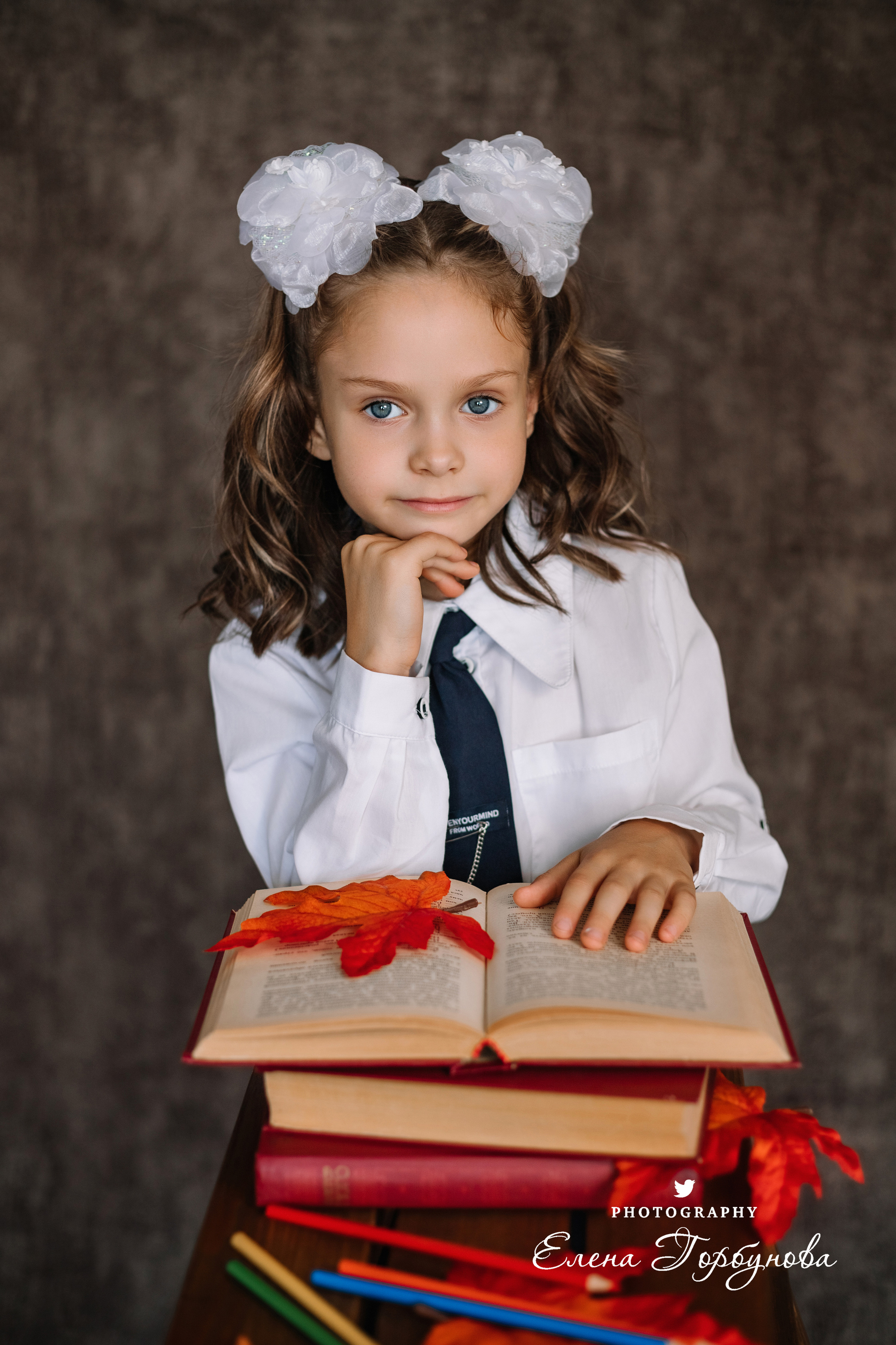 Фотограф Елена Горбунова Пермь. школьный портрет. фотосессия на 1 сентября. девочка в школьной форме с глобусом и книжками, с осенними листьями. Листья клена на портрете. школьный портрет в студии на фото. художественный портрет. школьный фотограф.