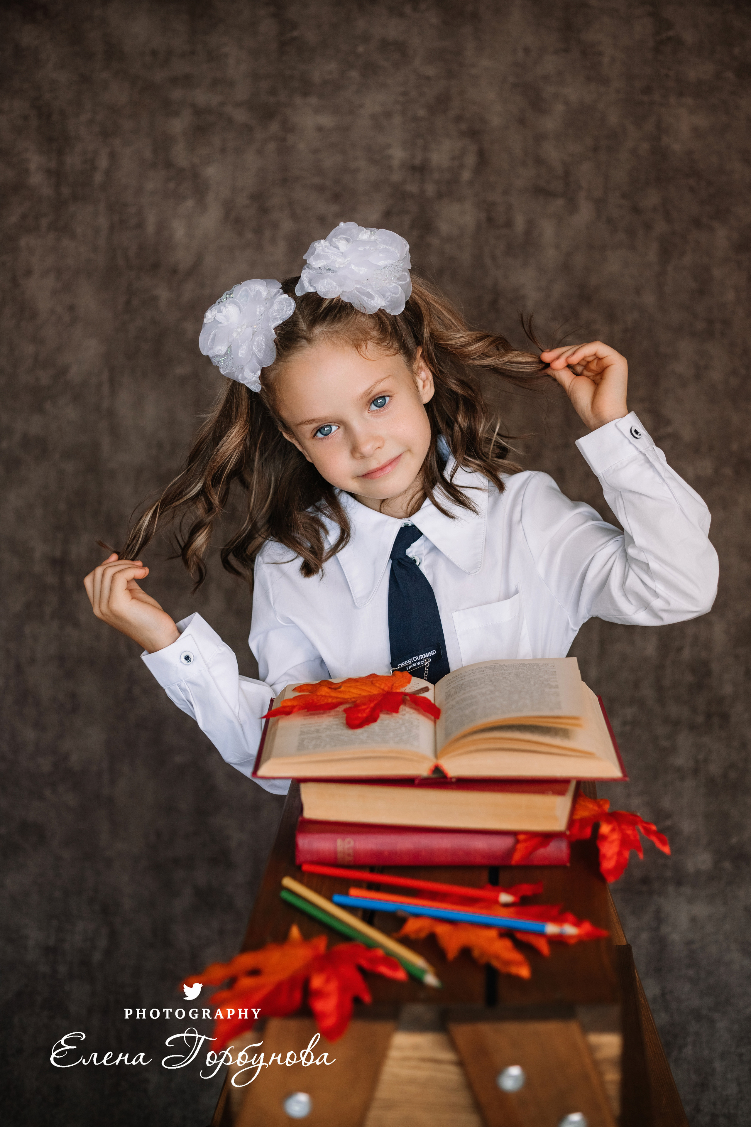 Фотограф Елена Горбунова Пермь. школьный портрет. фотосессия на 1 сентября. девочка в школьной форме с глобусом и книжками, с осенними листьями. Листья клена на портрете. школьный портрет в студии на фото. художественный портрет. школьный фотограф.