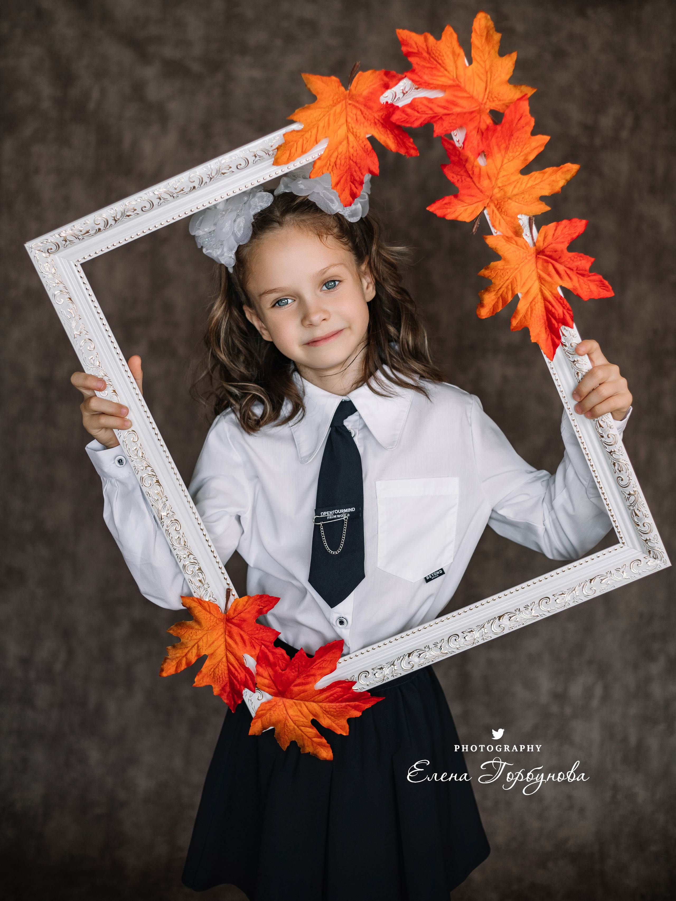 Фотограф Елена Горбунова Пермь. школьный портрет. фотосессия на 1 сентября. девочка в школьной форме с рамкой и  осенними листьями. Листья клена на портрете. школьный портрет в студии на фото. художественный портрет. школьный фотограф.