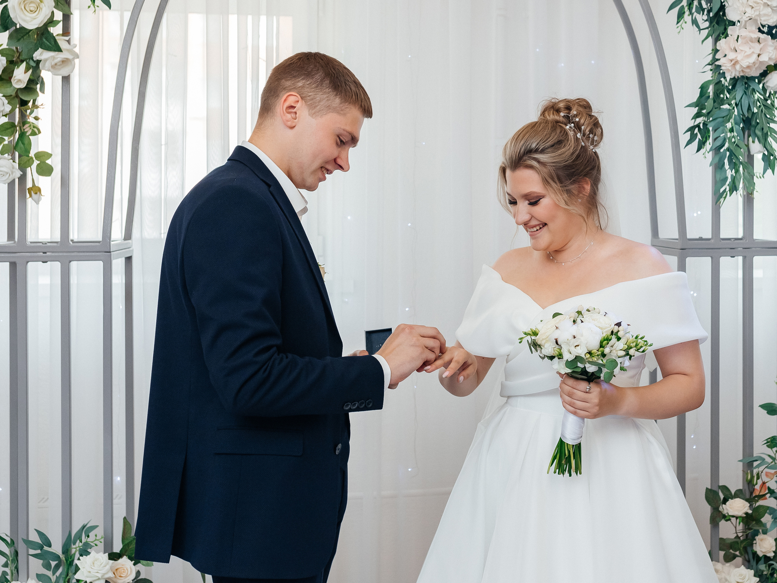 Жених и невеста обмениваются кольцами
