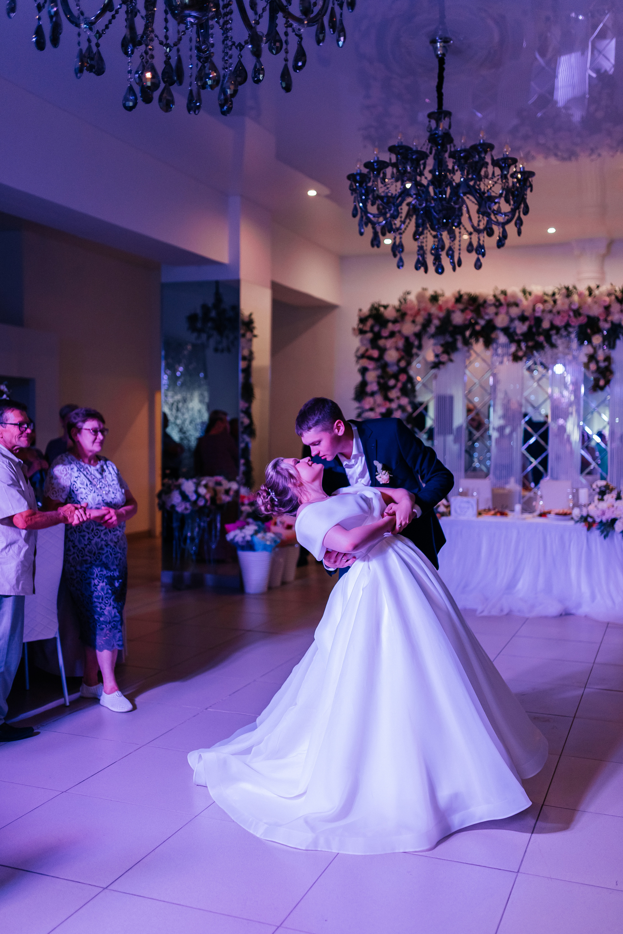 Танец жениха и невесты. Репортажное фото со свадебного банкета