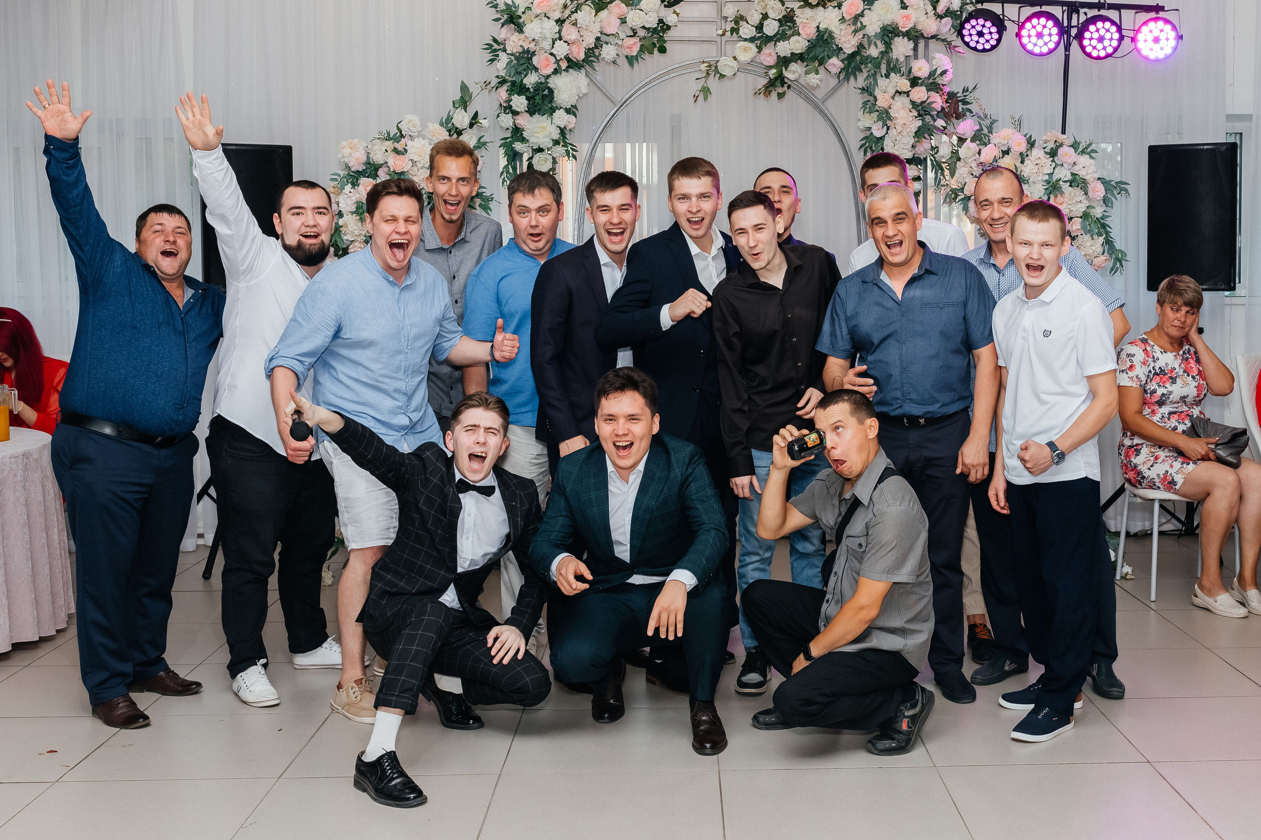 Жених с друзьями репортажное фото