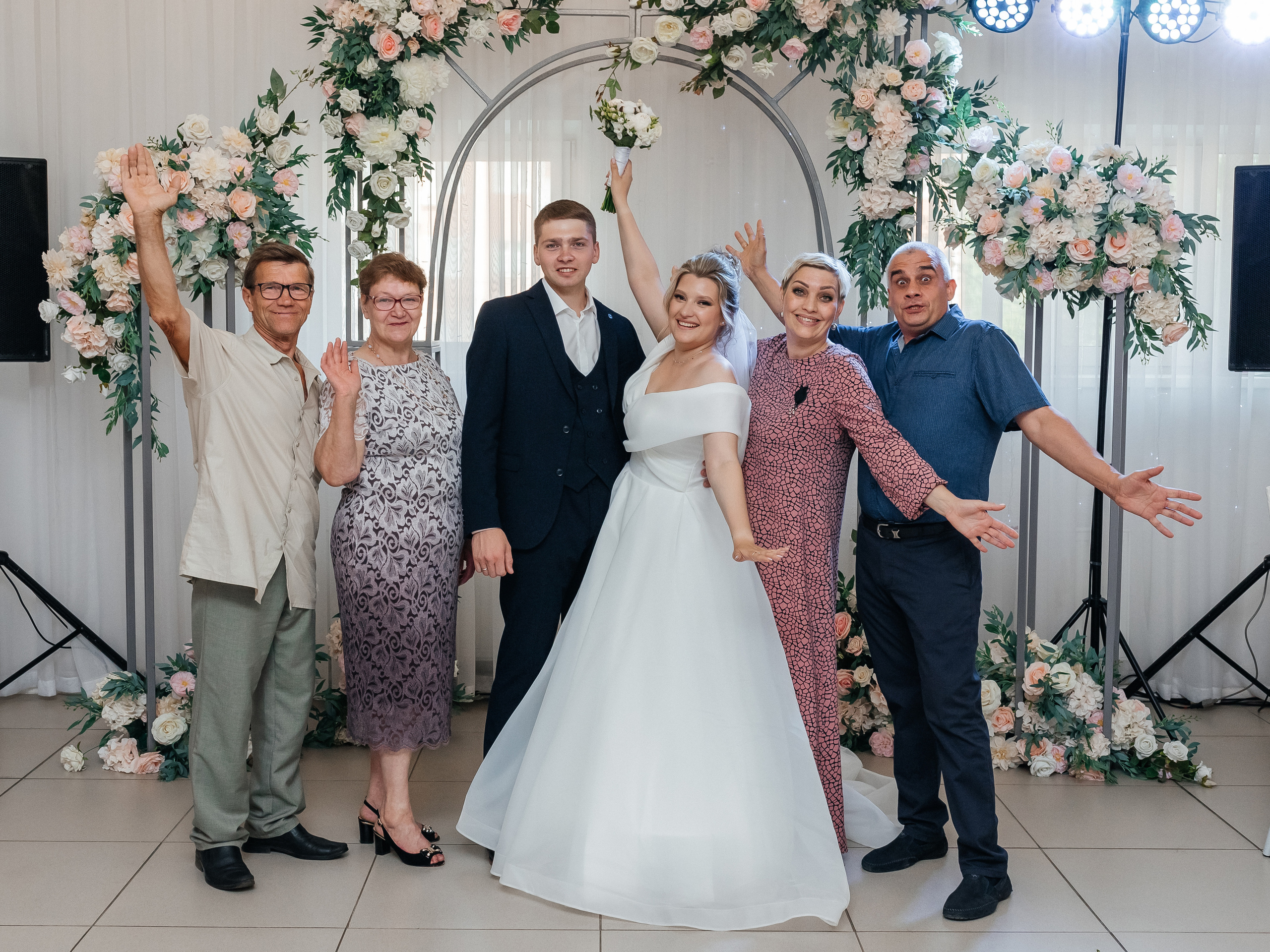 групповое фото жениха и невесты с родителями