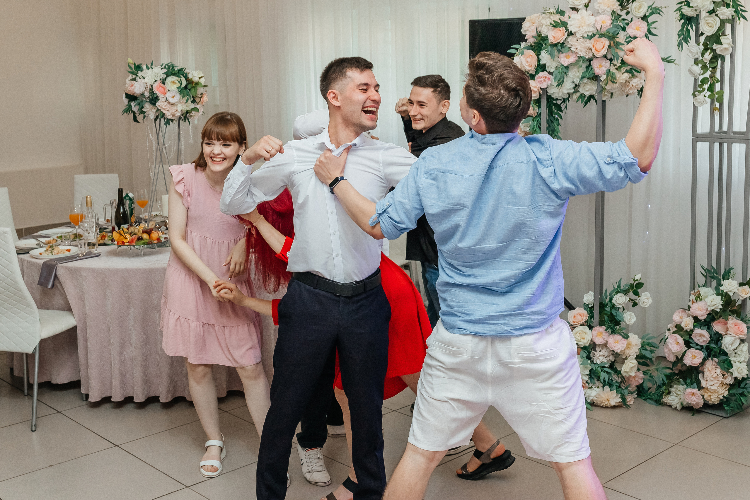 Репортажное фото свадебной вечеринки