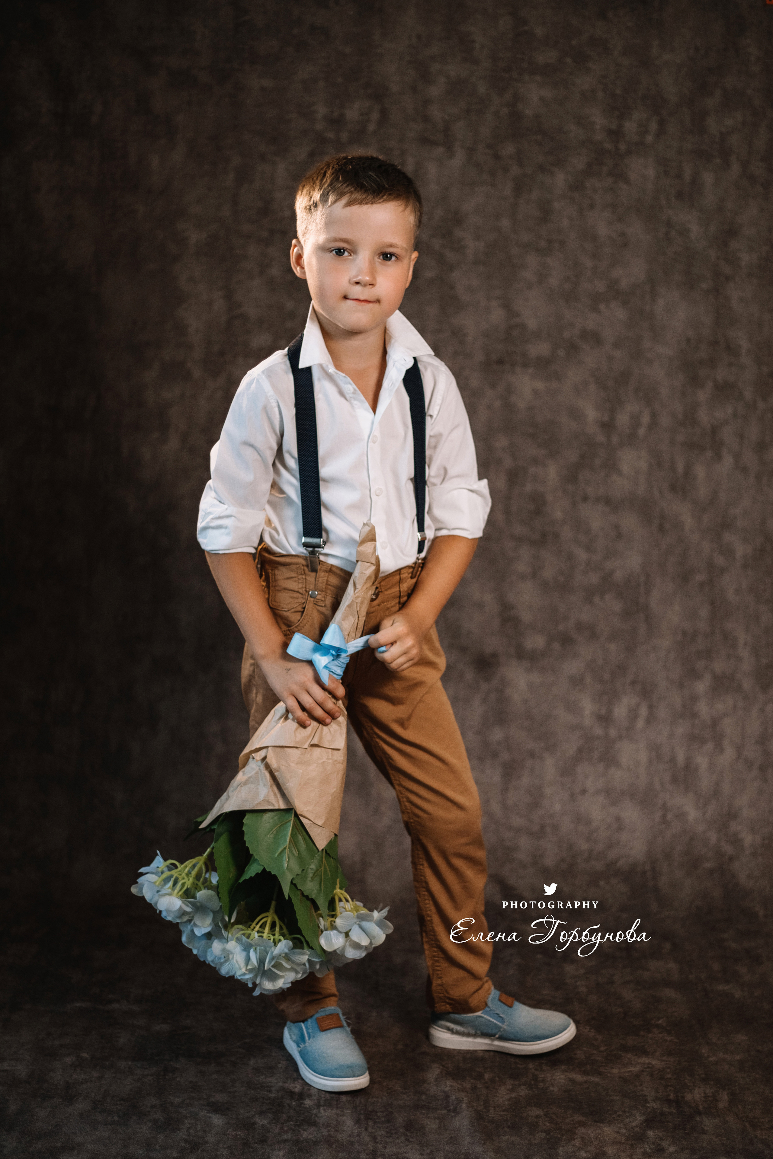 Мальчик позирует на стуле с цветами голубая гортензия. детская фотосессия, детский портрет, фотосессия в садике, фотосессия в студии, детский фотограф пермь Елена Горбунова.