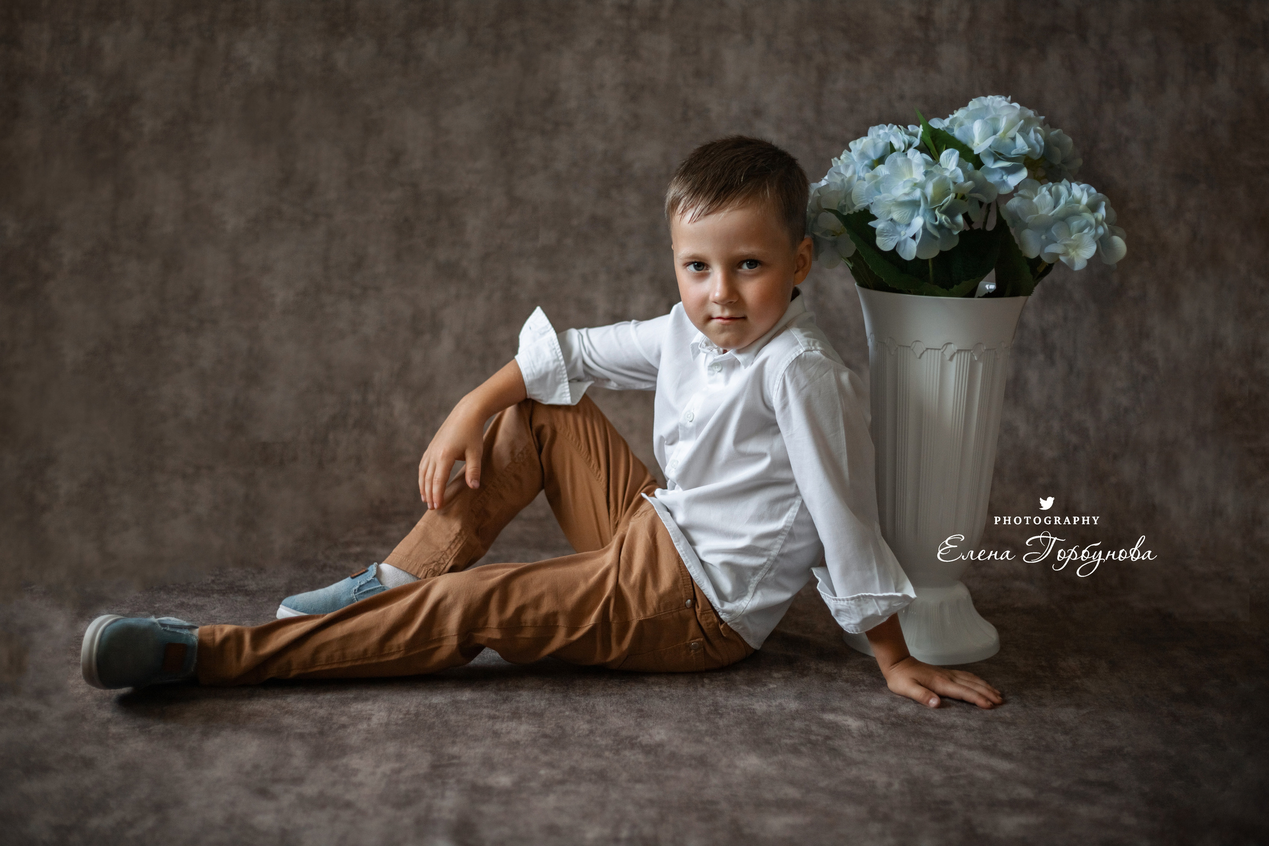 Мальчик позирует на стуле с цветами голубая гортензия. детская фотосессия, детский портрет, фотосессия в садике, фотосессия в студии, детский фотограф пермь Елена Горбунова.