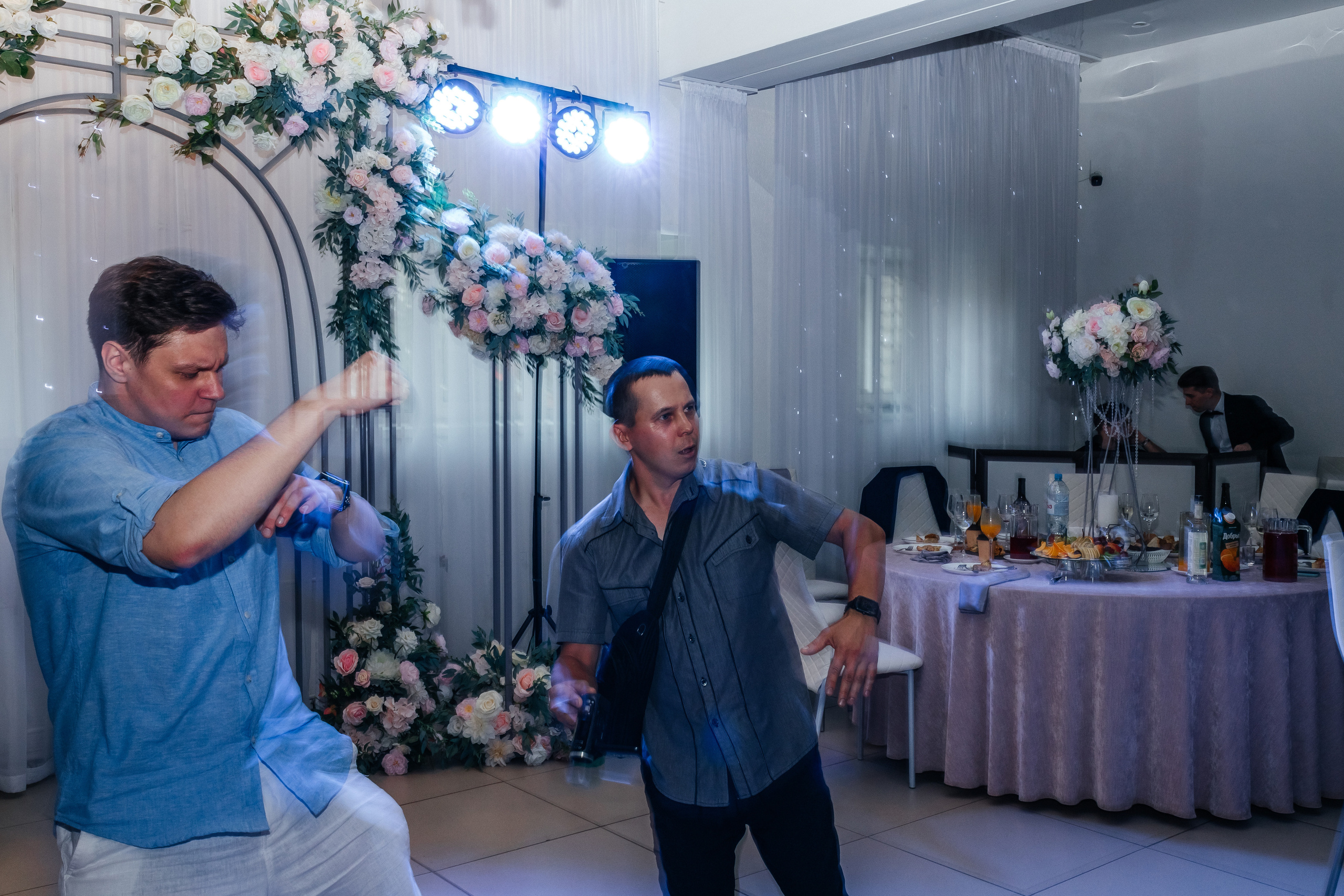 Дискотека на свадебной вечеринке. Репортажное фото банкета