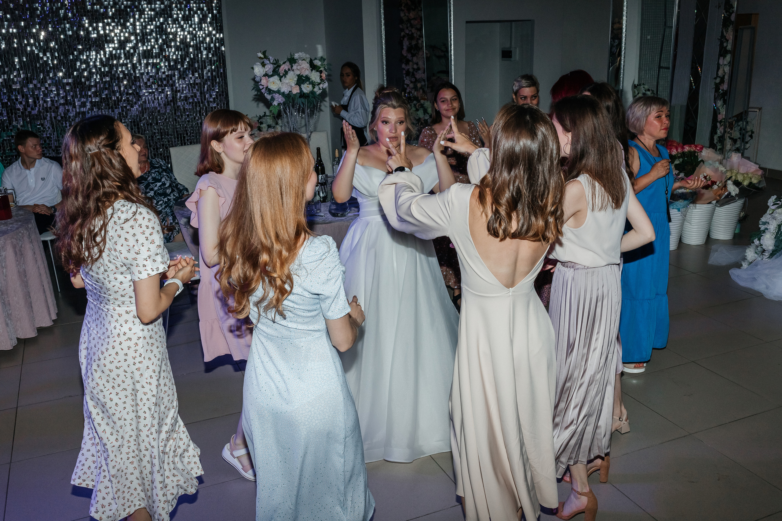 Дискотека на свадебной вечеринке. Репортажное фото банкета