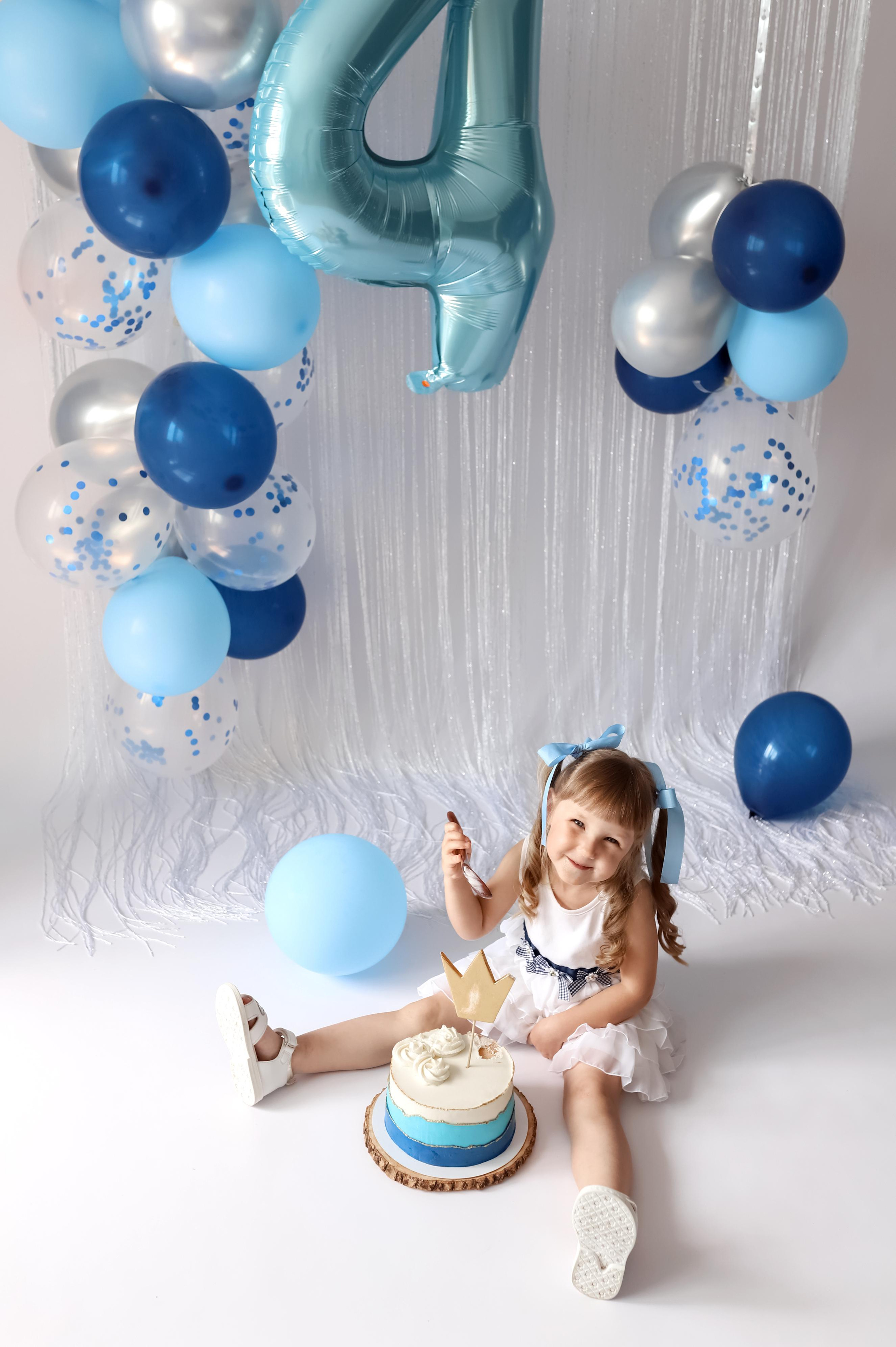 фотосессия на день рождения дочке с шариками тортом в белом платье с большими конфетами и большой ложкой