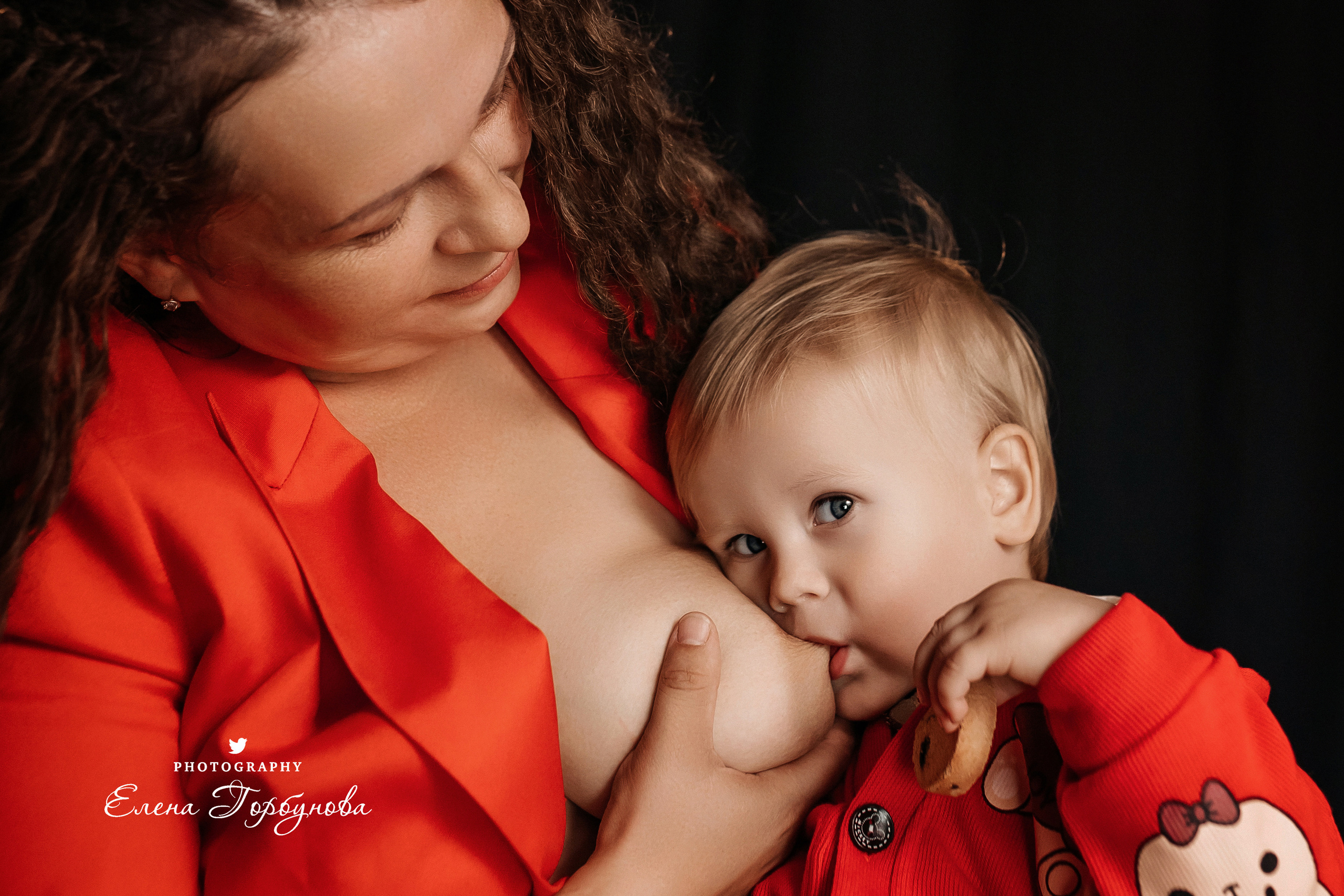Мама и малыш. Фотосессия материнство. Мама кормит грудью своего малыша, грудное вскармливание. Фотограф Елена Горбунова Пермь. Детский семейный фотограф Пермь. Лайфстайл Пермь. Семья Пермь.