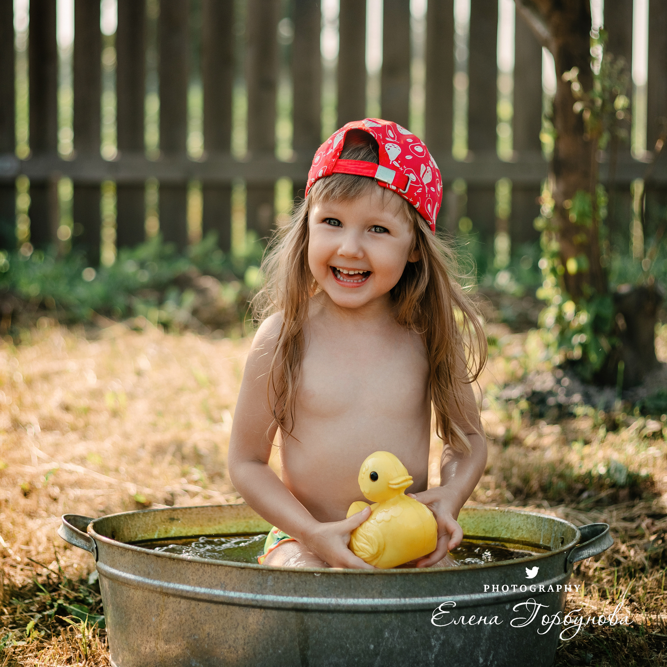 Детская фотосессия на природе на даче летом в тазике под яблоней