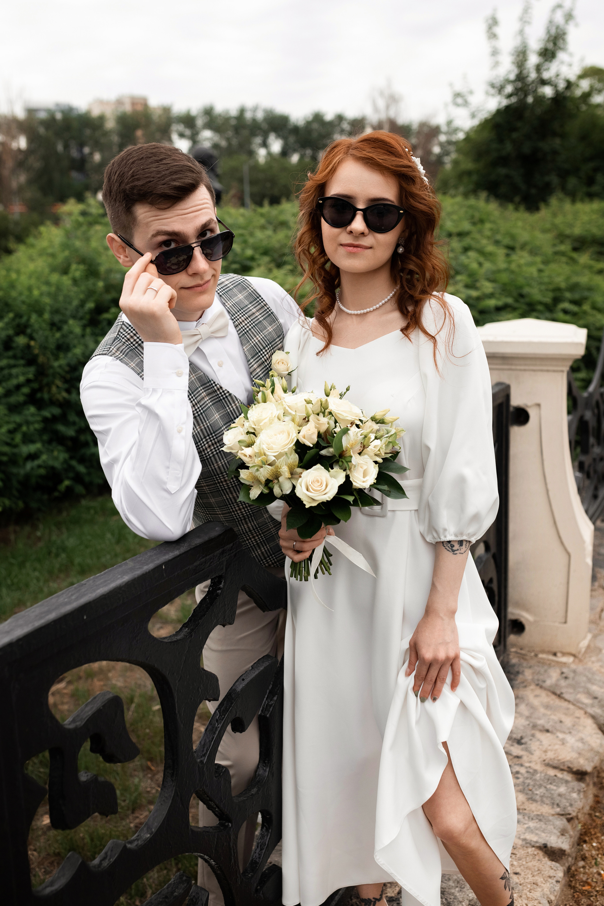 жених и невеста позируют  в очках