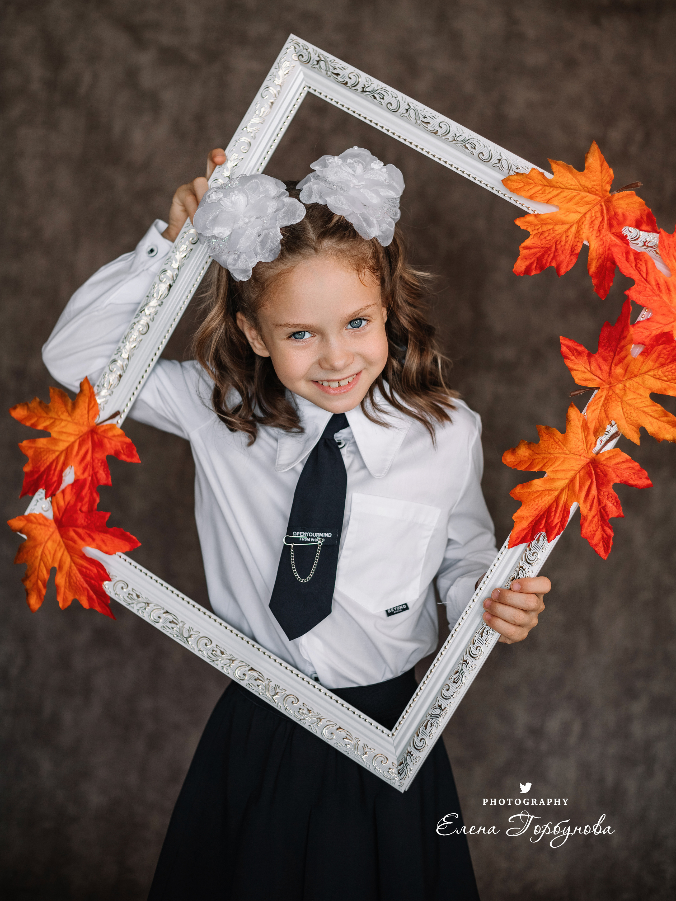 Фотограф Елена Горбунова Пермь. школьный портрет. фотосессия на 1 сентября. девочка в школьной форме с рамкой и  осенними листьями. Листья клена на портрете. школьный портрет в студии на фото. художественный портрет. школьный фотограф.
