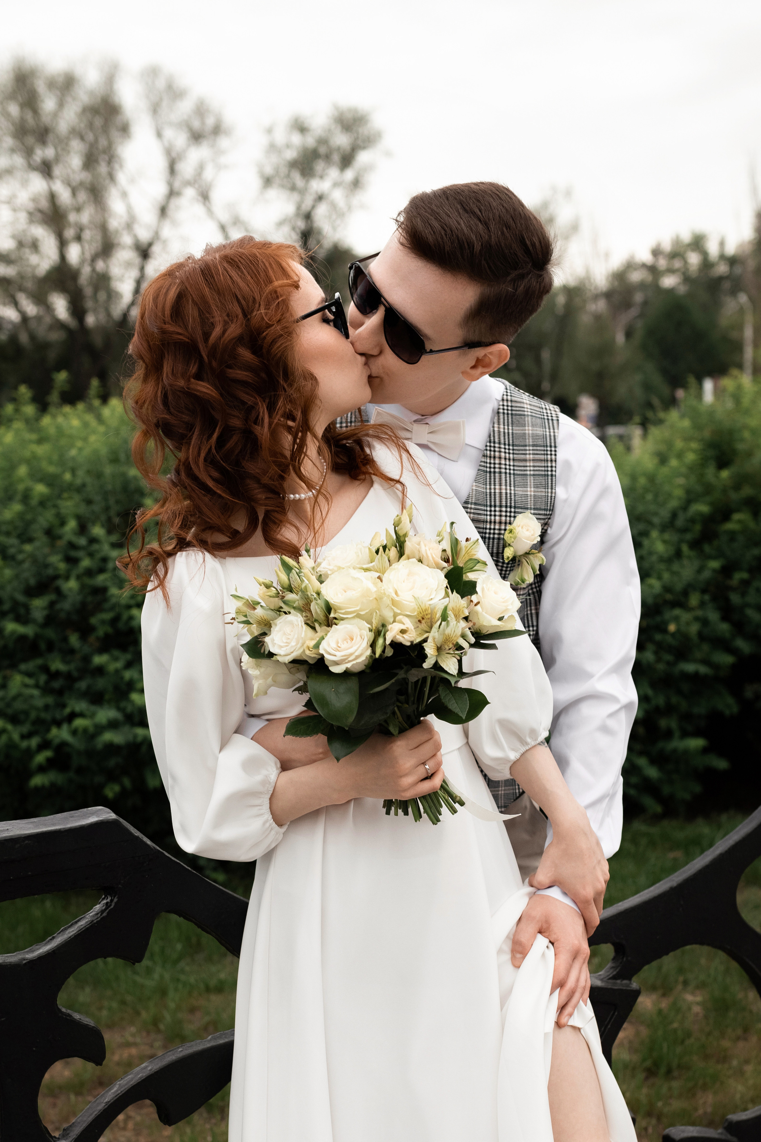 жених и невеста позируют  в очках