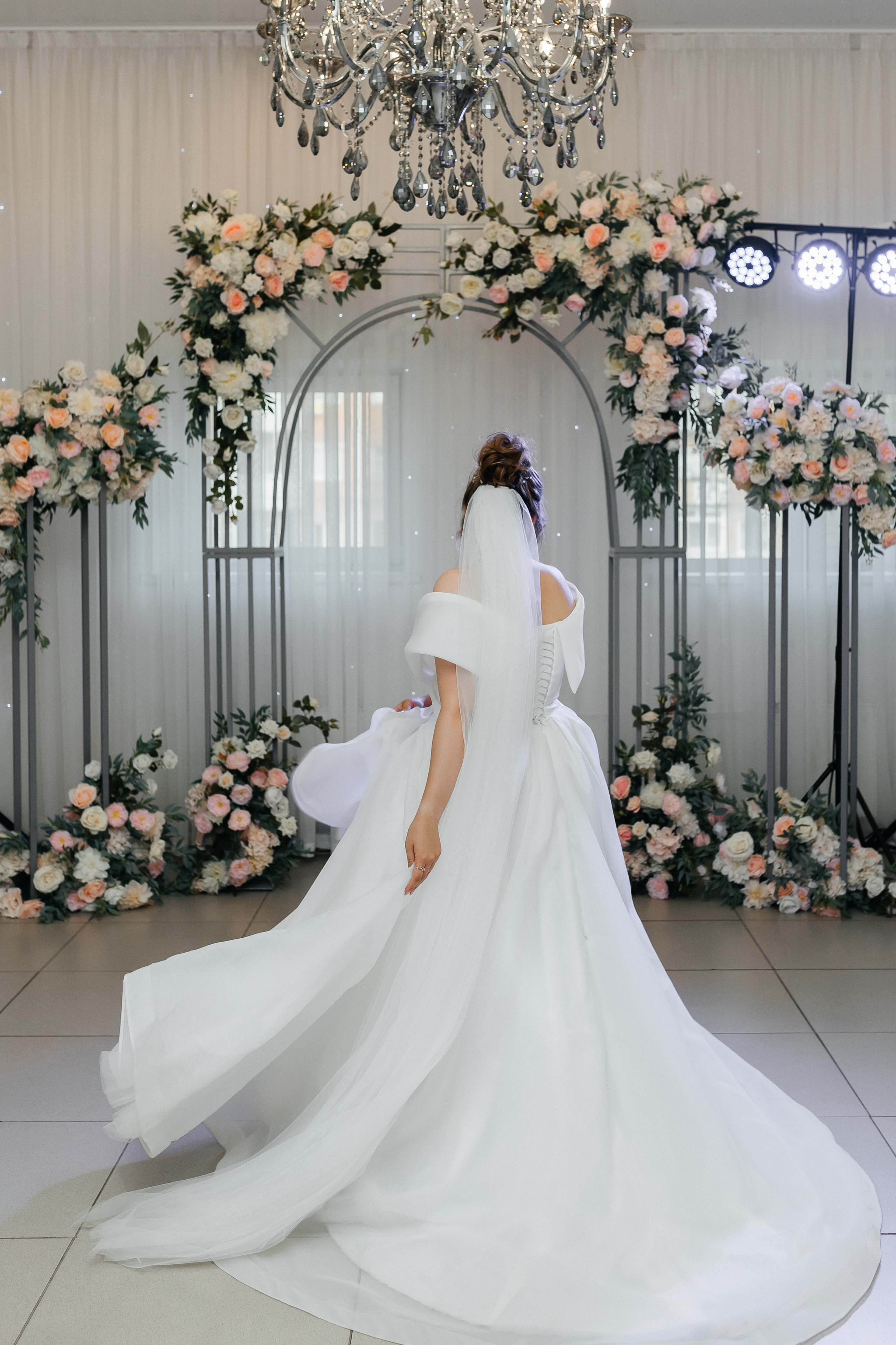 Невеста кружится в белом платье, играет подолом