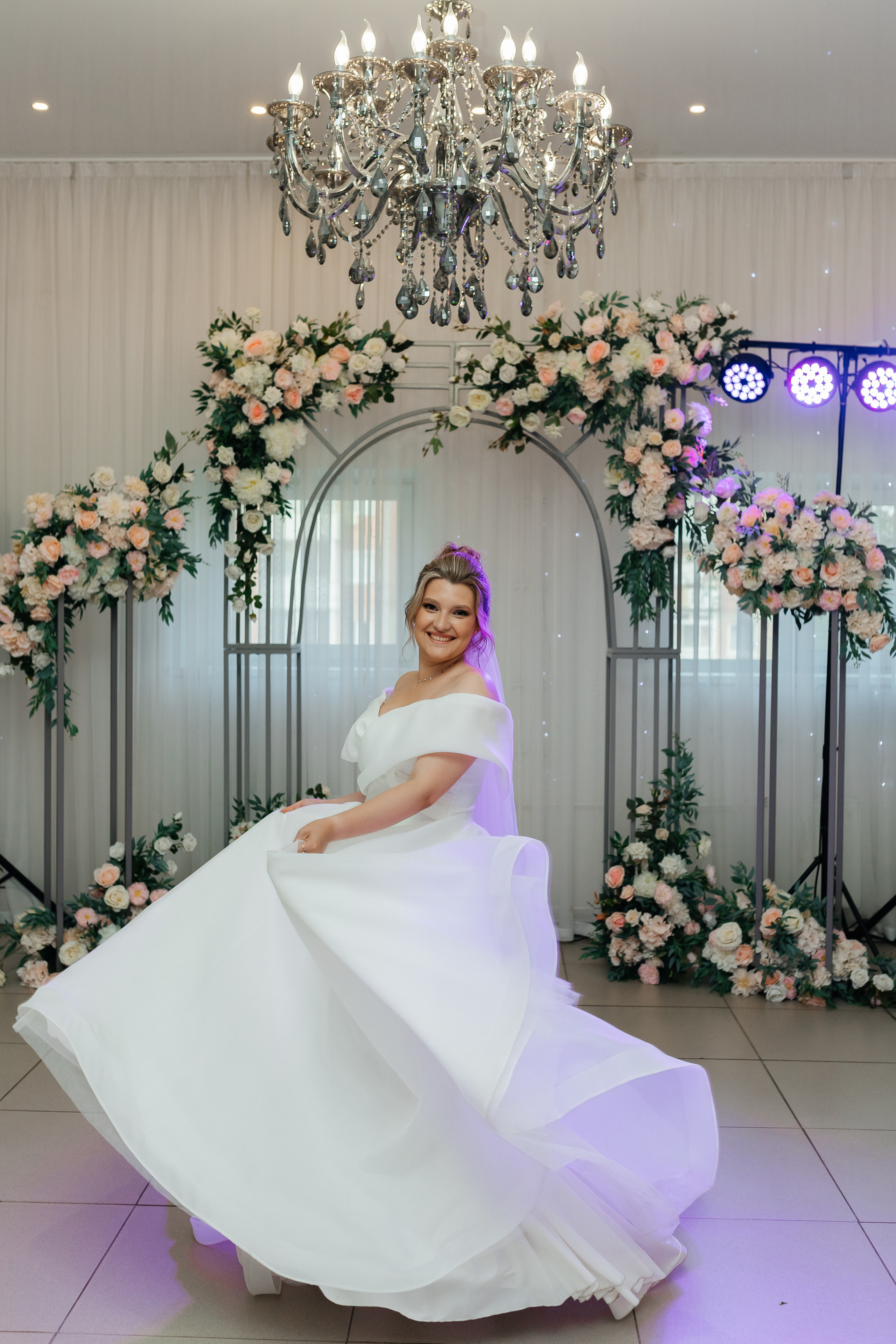 Невеста кружится в белом платье, играет подолом