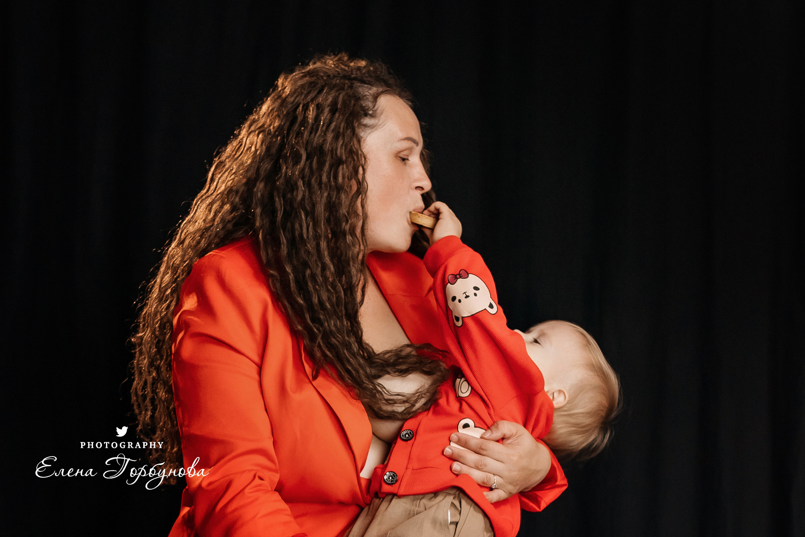 Мама и малыш. Фотосессия материнство. Мама кормит грудью своего малыша, грудное вскармливание. Фотограф Елена Горбунова Пермь. Детский семейный фотограф Пермь. Лайфстайл Пермь. Семья Пермь.