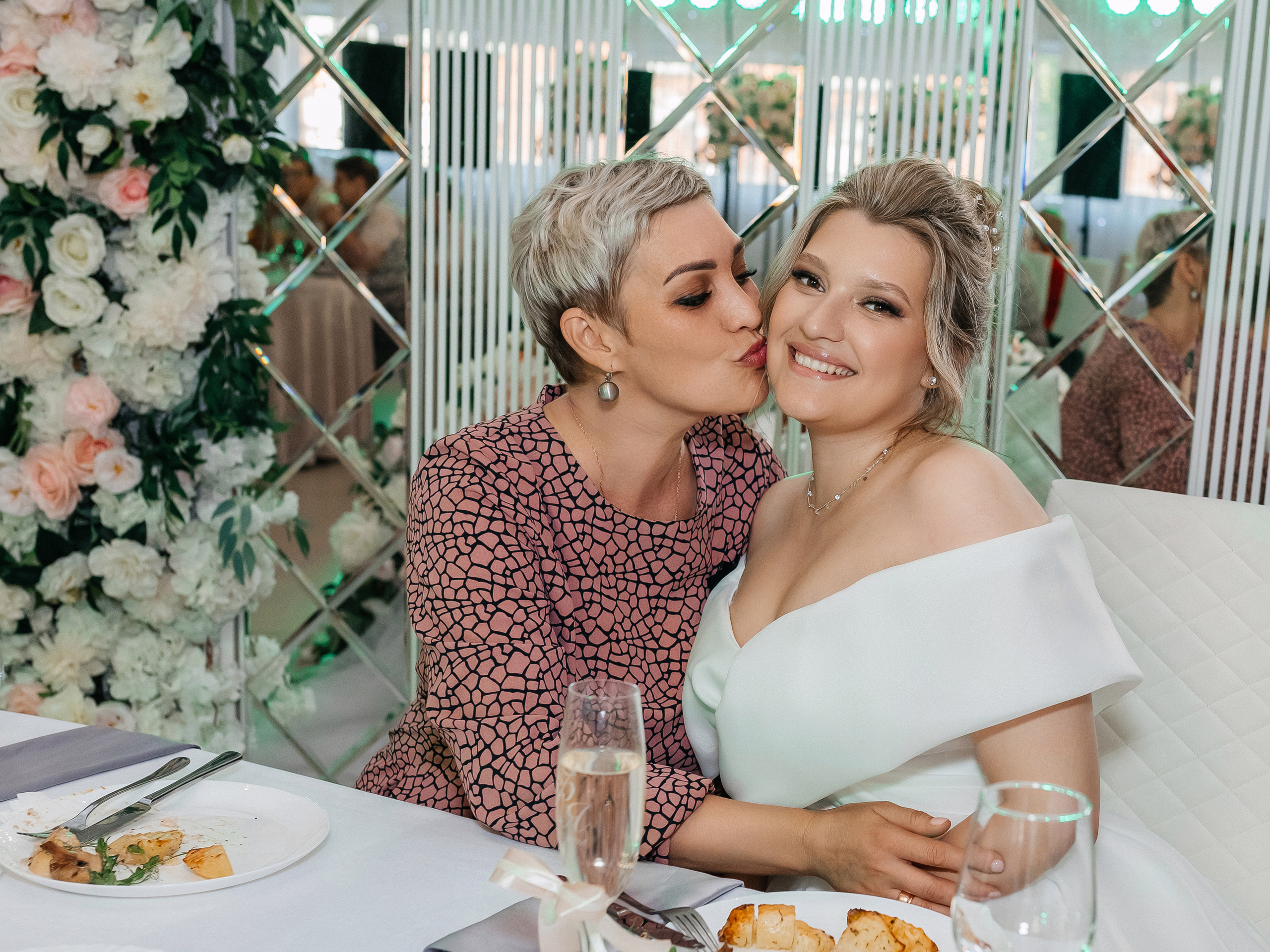 Мама обнимает свою дочь невесту