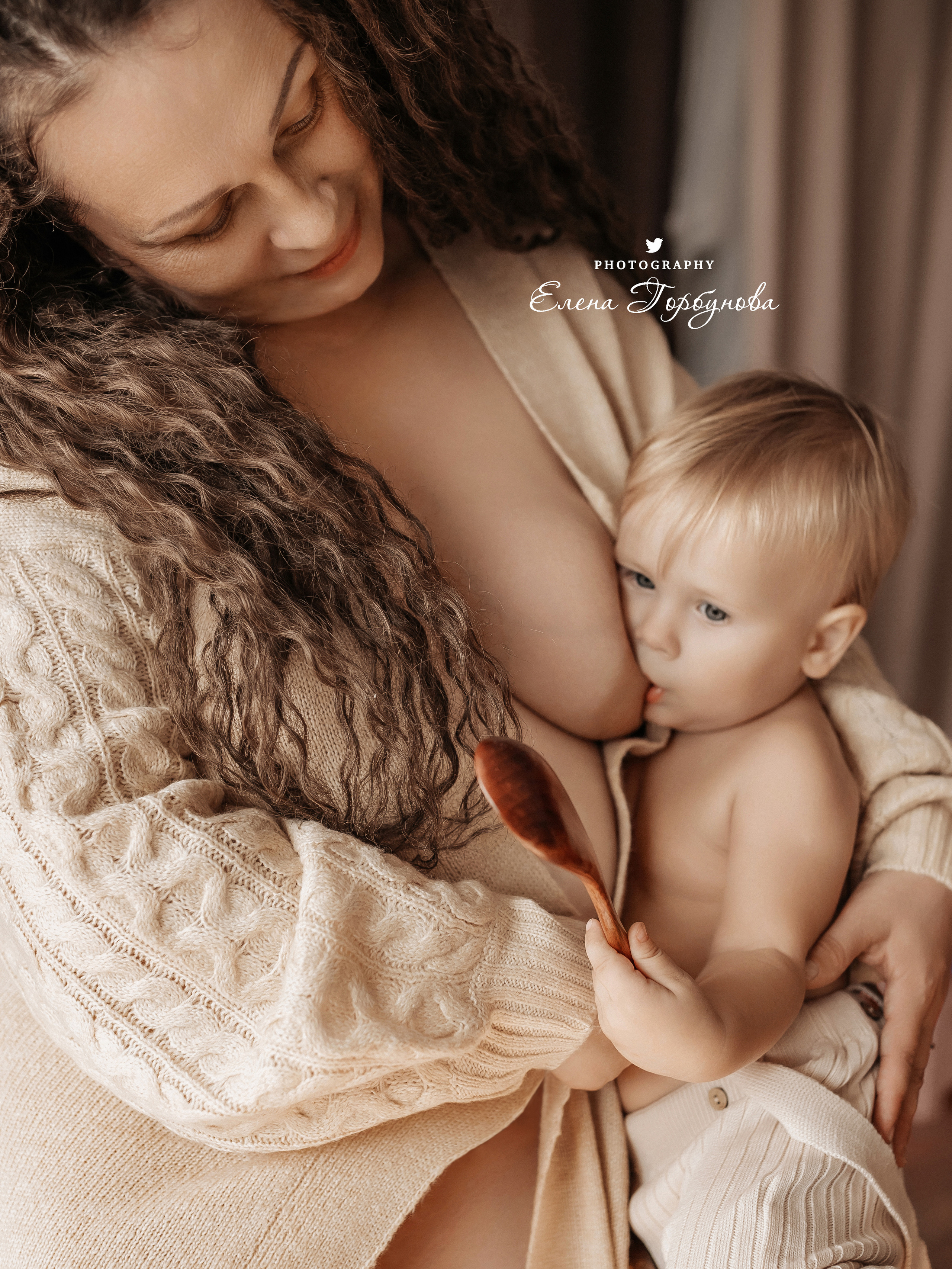 Мама и малыш. Фотосессия материнство. Мама кормит грудью своего малыша, грудное вскармливание. Фотограф Елена Горбунова Пермь. Детский семейный фотограф Пермь. Лайфстайл Пермь. Семья Пермь.