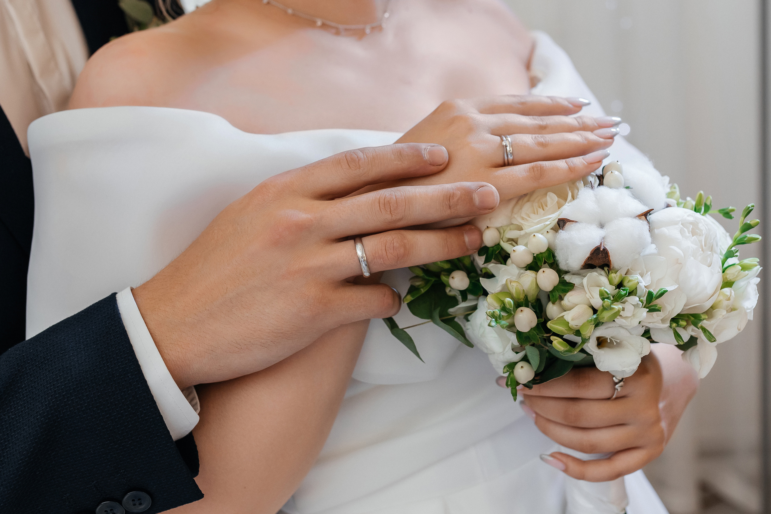 Жених и невеста обмениваются кольцами