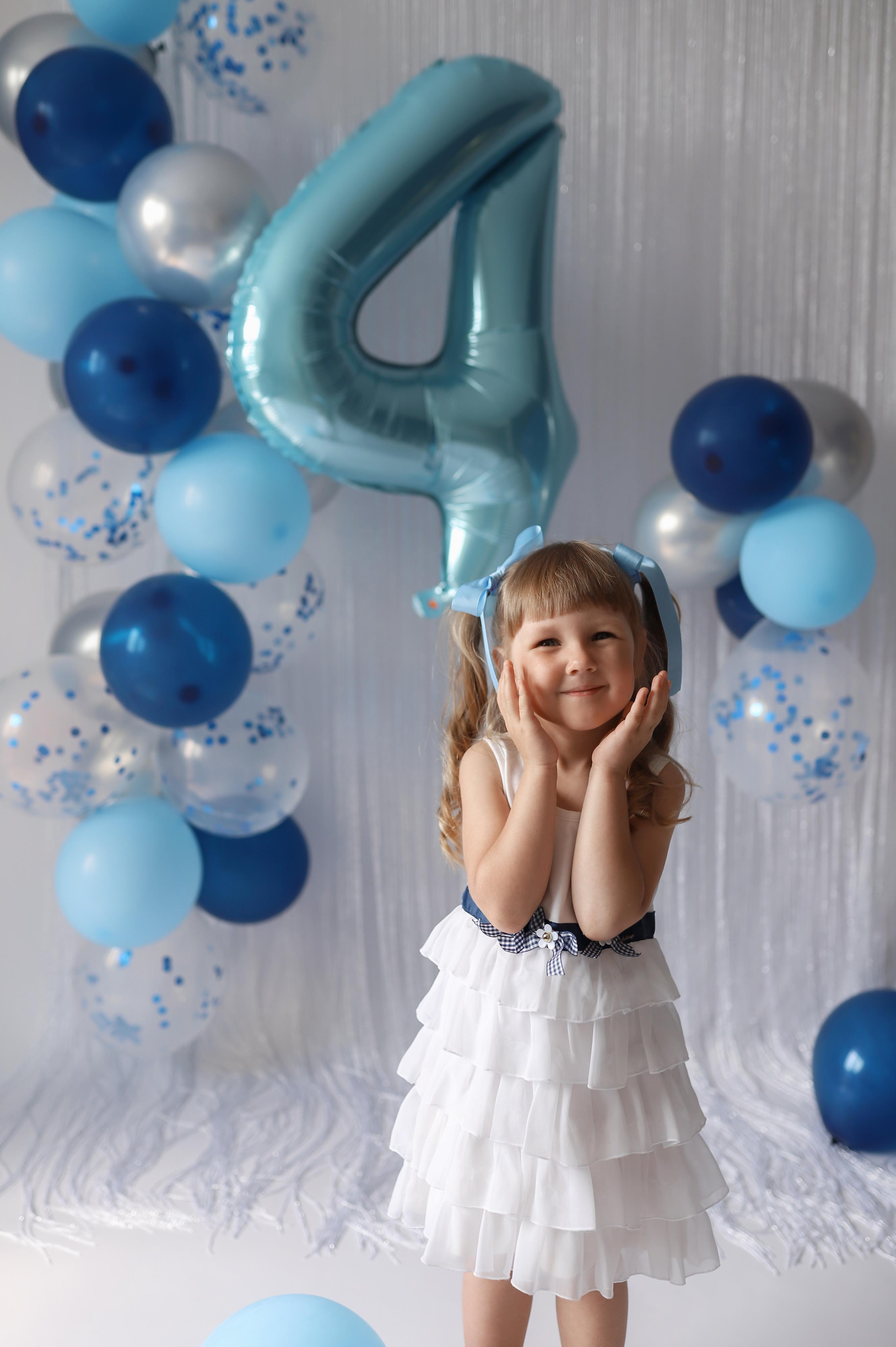 фотосессия на день рождения дочке с шариками тортом в белом платье с большими конфетами и большой ложкой