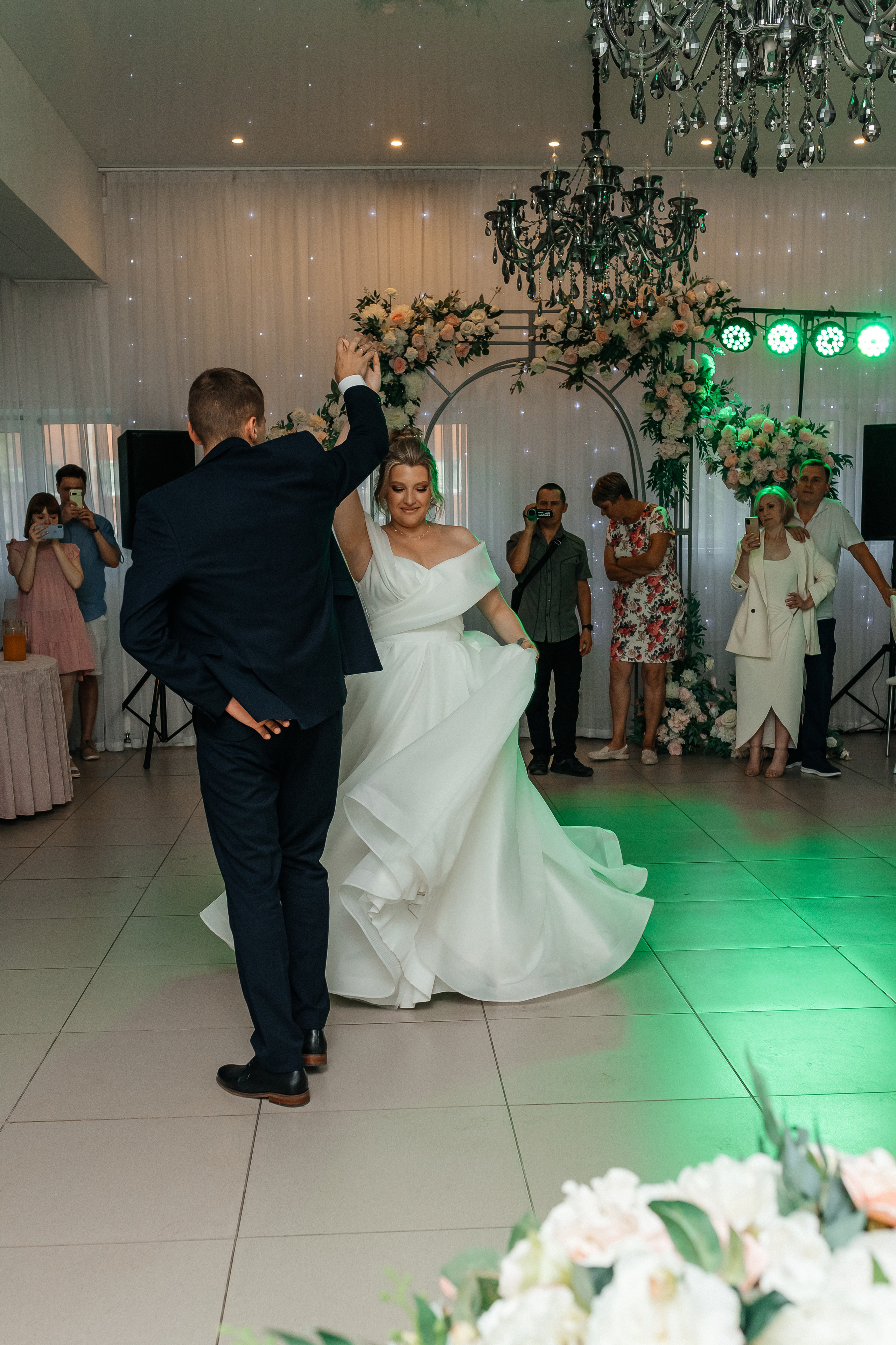 Танец жениха и невесты. Репортажное фото со свадебного банкета