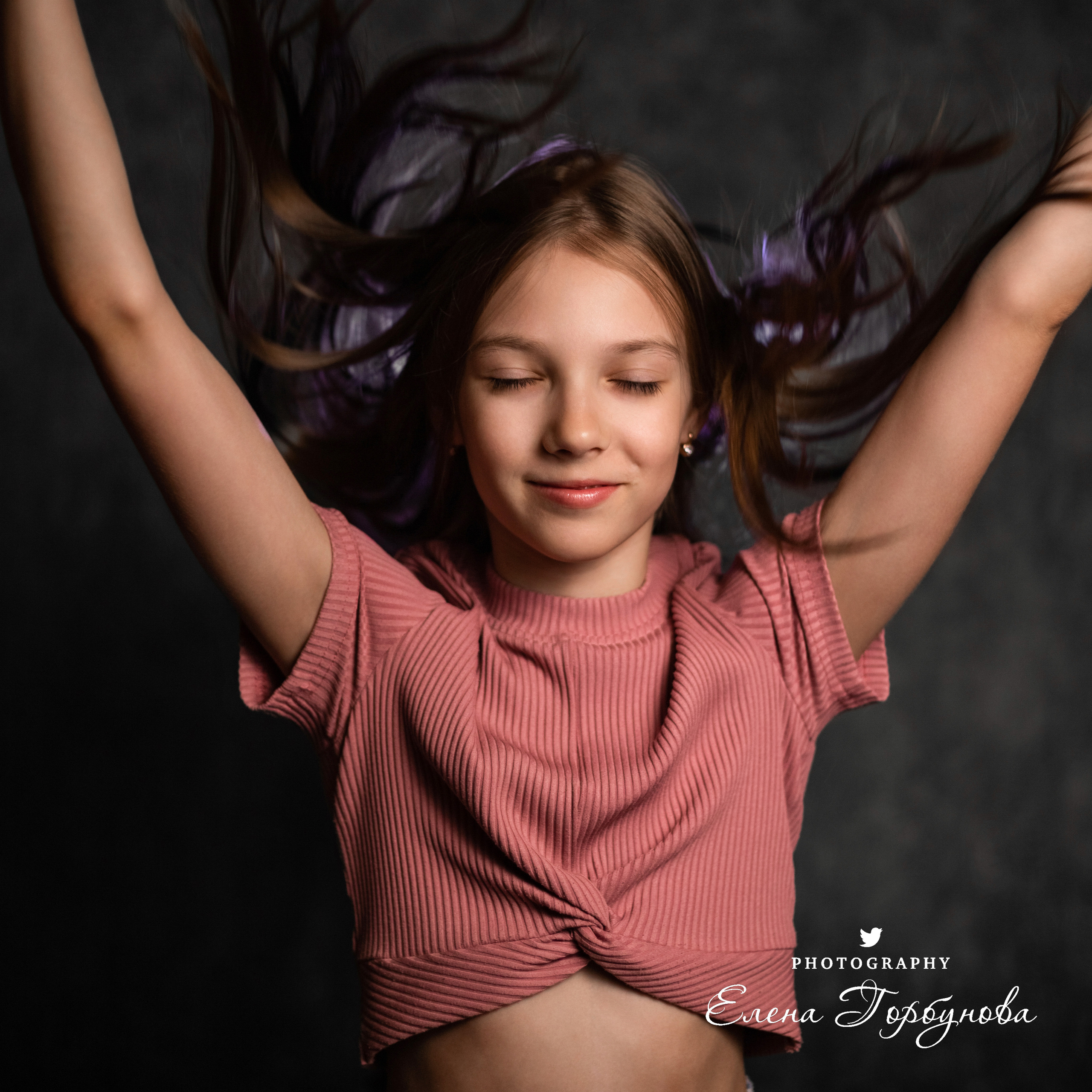 Индивидуальная фотосессия с укулеле или гитарой на фоне в студии с подсветкой волос. Эмоции