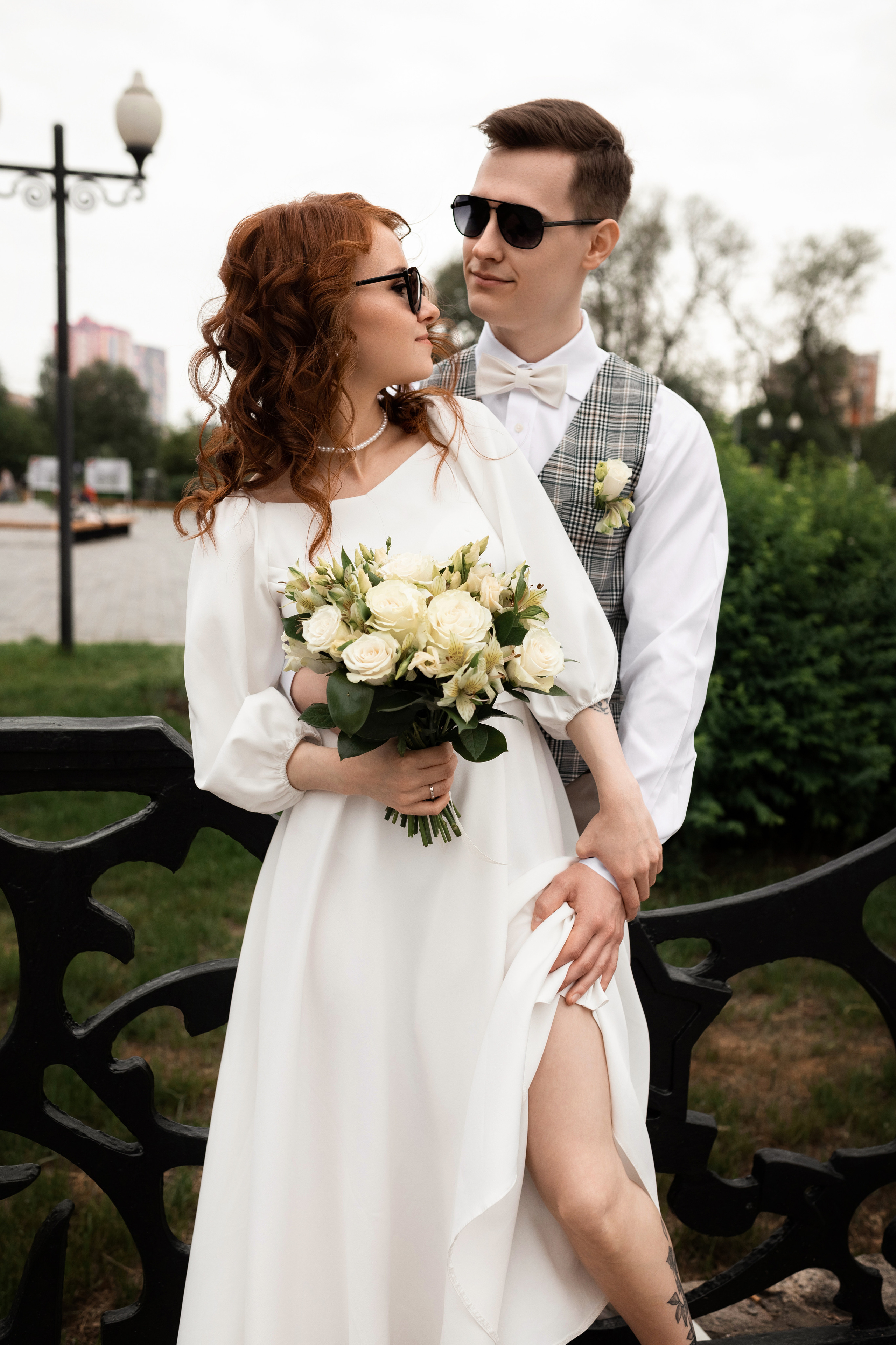 жених и невеста позируют  в очках