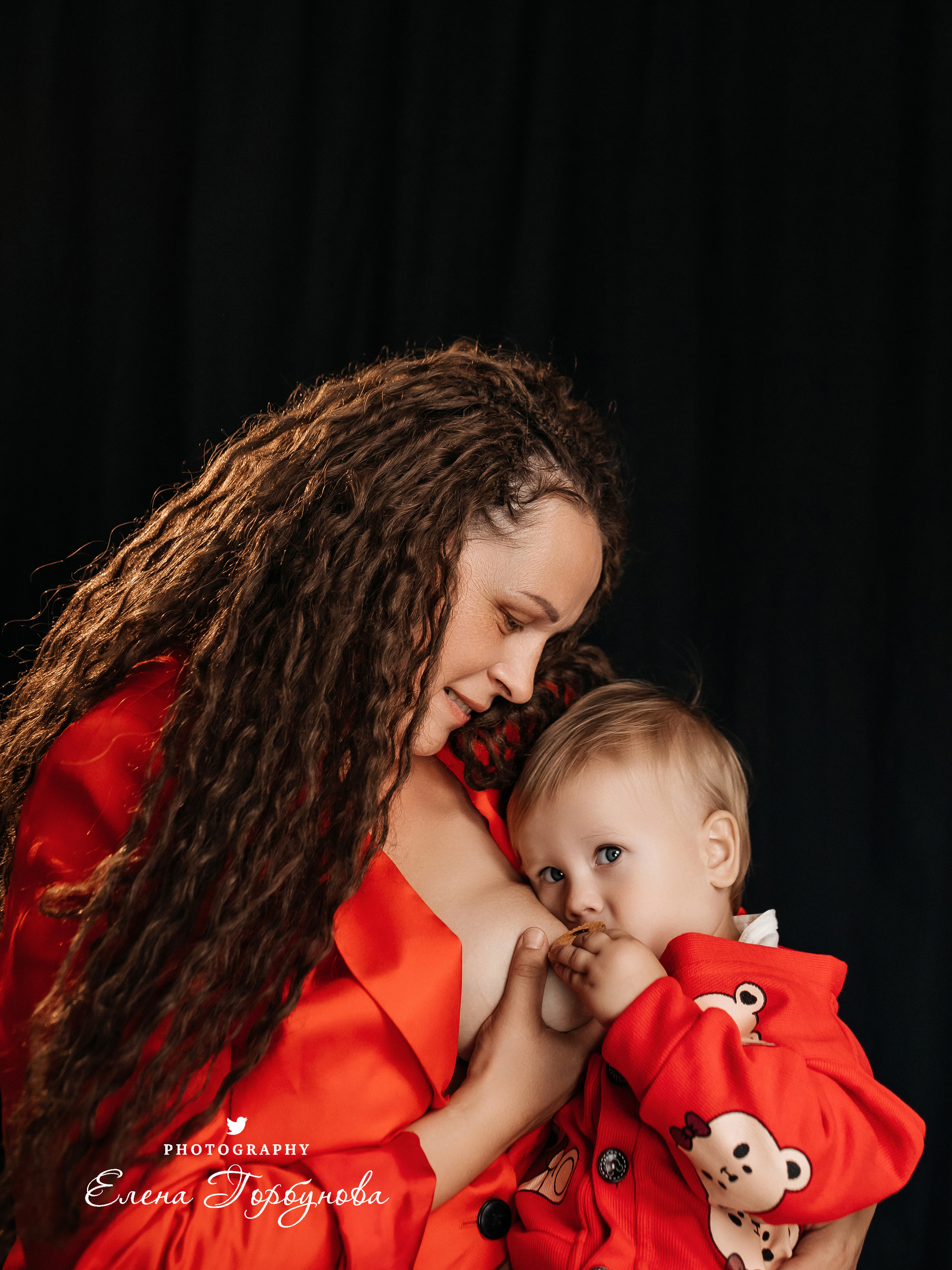 Мама и малыш. Фотосессия материнство. Мама кормит грудью своего малыша, грудное вскармливание. Фотограф Елена Горбунова Пермь. Детский семейный фотограф Пермь. Лайфстайл Пермь. Семья Пермь.
