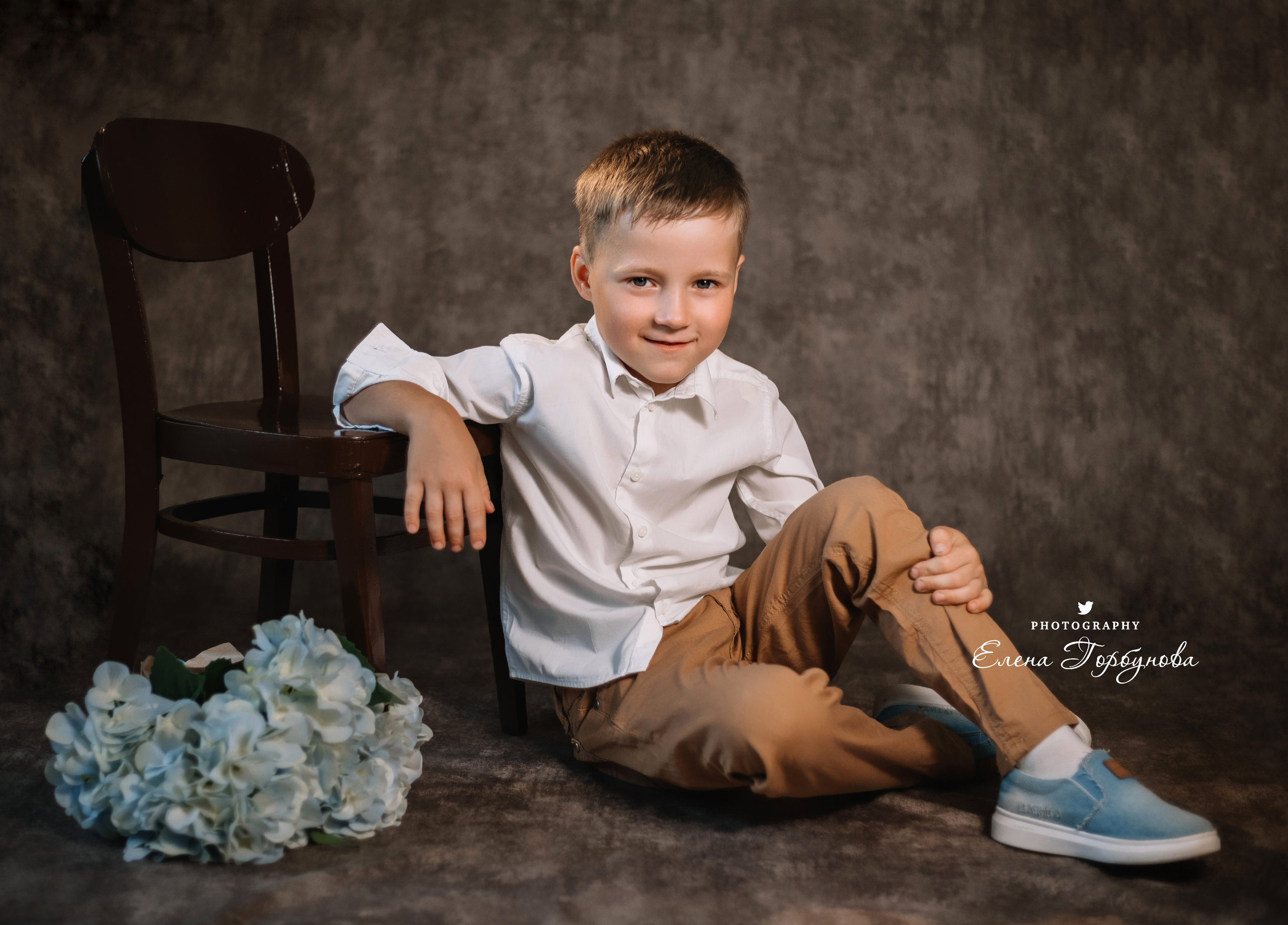 Мальчик позирует на стуле с цветами голубая гортензия. детская фотосессия, детский портрет, фотосессия в садике, фотосессия в студии, детский фотограф пермь Елена Горбунова.