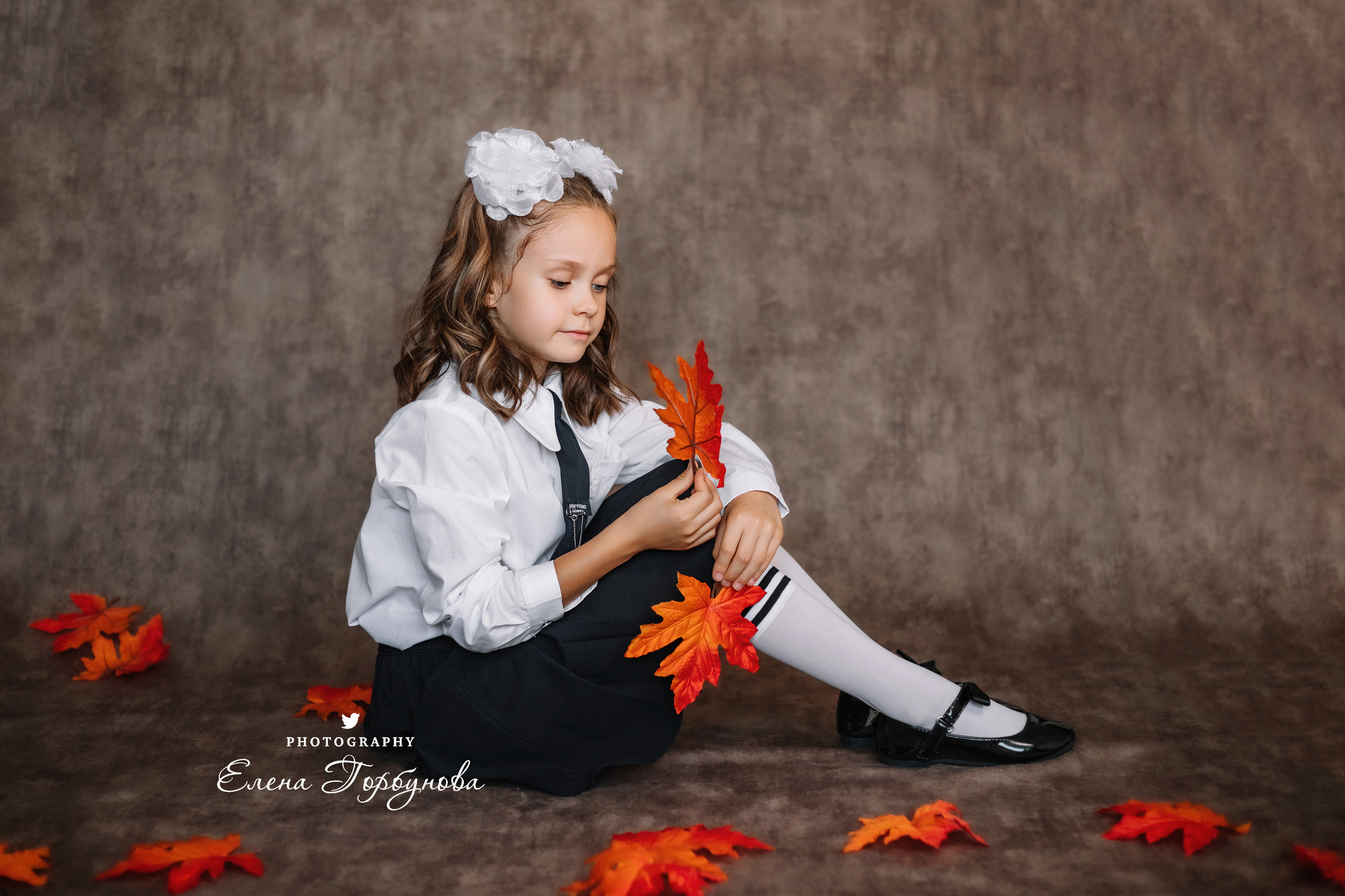 Фотограф Елена Горбунова Пермь. школьный портрет. фотосессия на 1 сентября. девочка в школьной форме с рамкой и  осенними листьями. Листья клена на портрете. школьный портрет в студии на фото. художественный портрет. школьный фотограф.