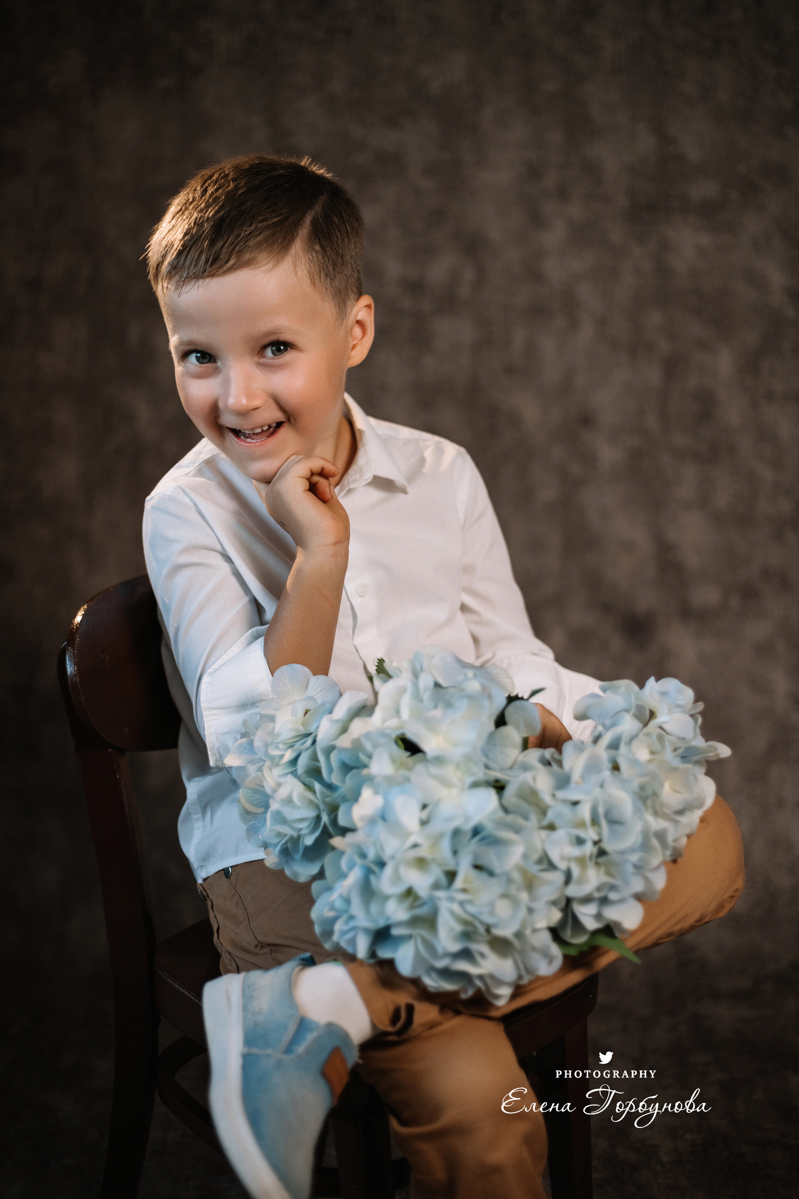 Мальчик позирует на стуле с цветами голубая гортензия. детская фотосессия, детский портрет, фотосессия в садике, фотосессия в студии, детский фотограф пермь Елена Горбунова.