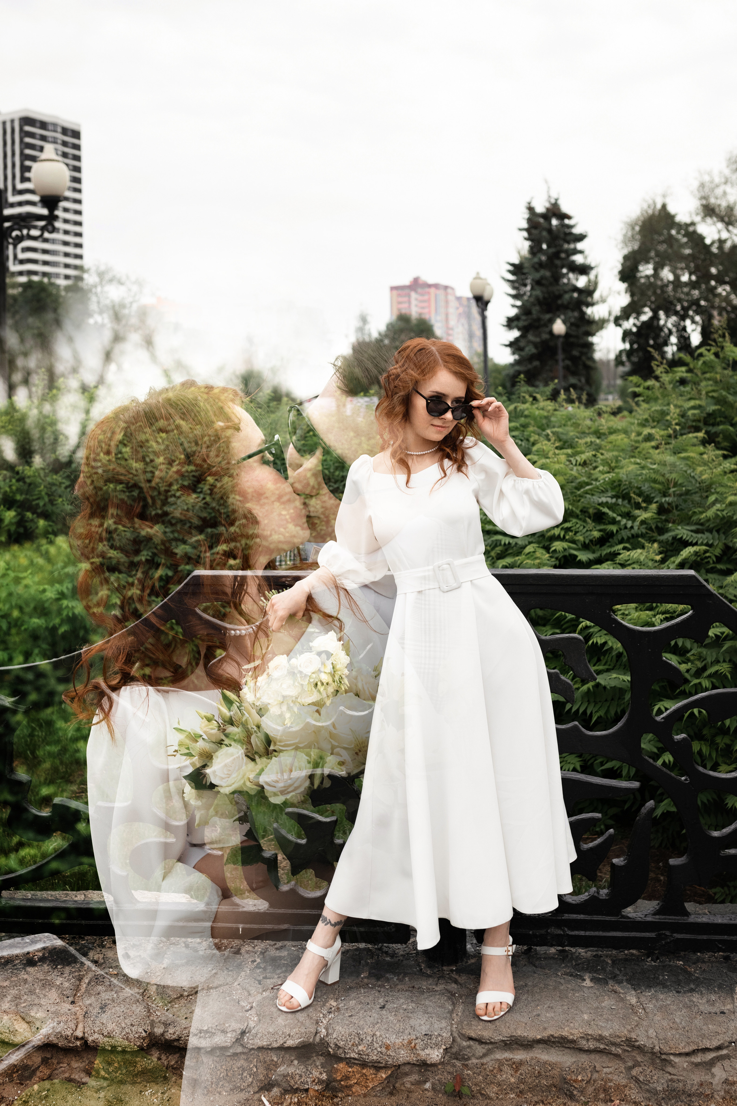 жених и невеста позируют  в очках