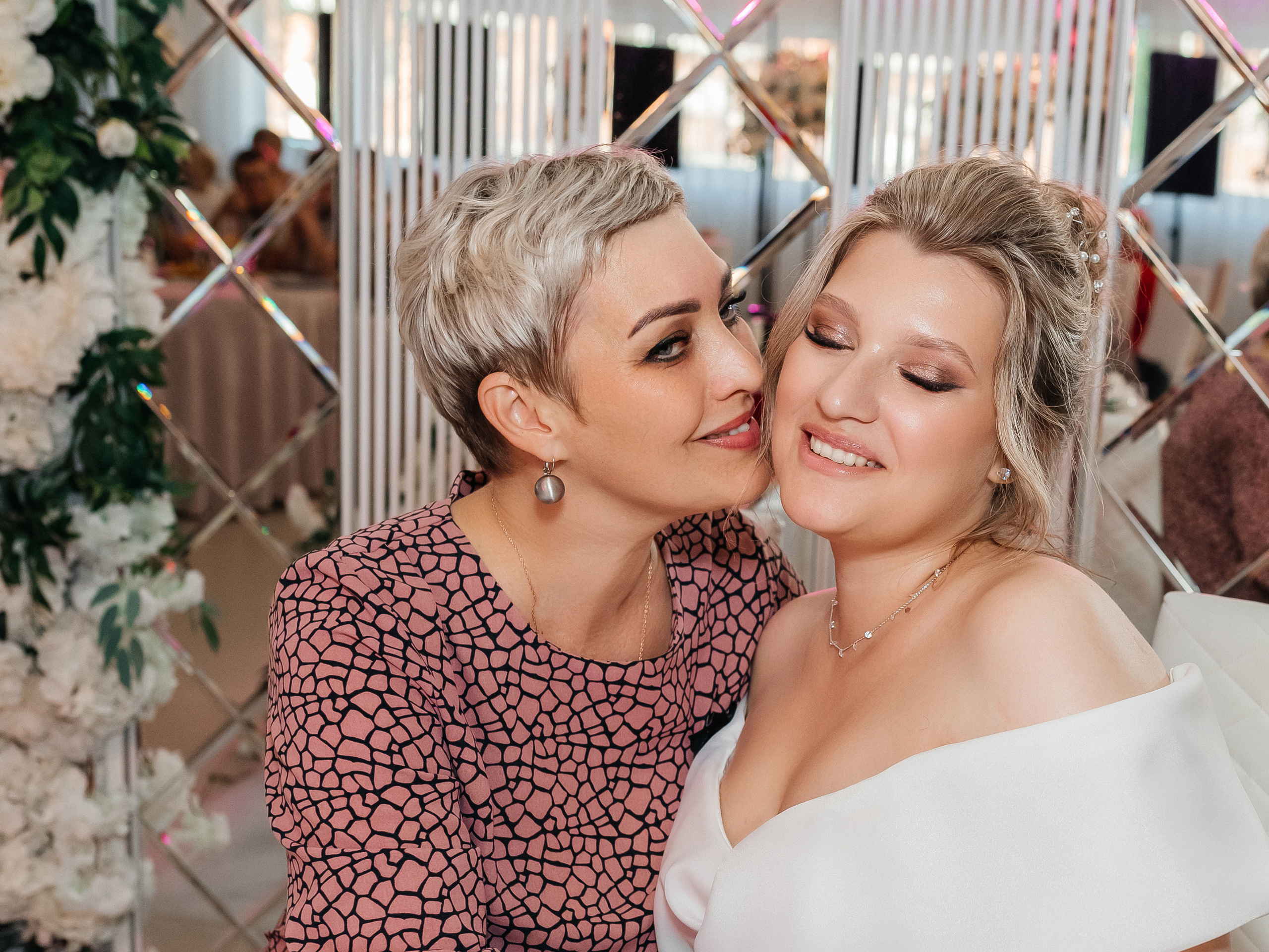 Мама обнимает свою дочь невесту