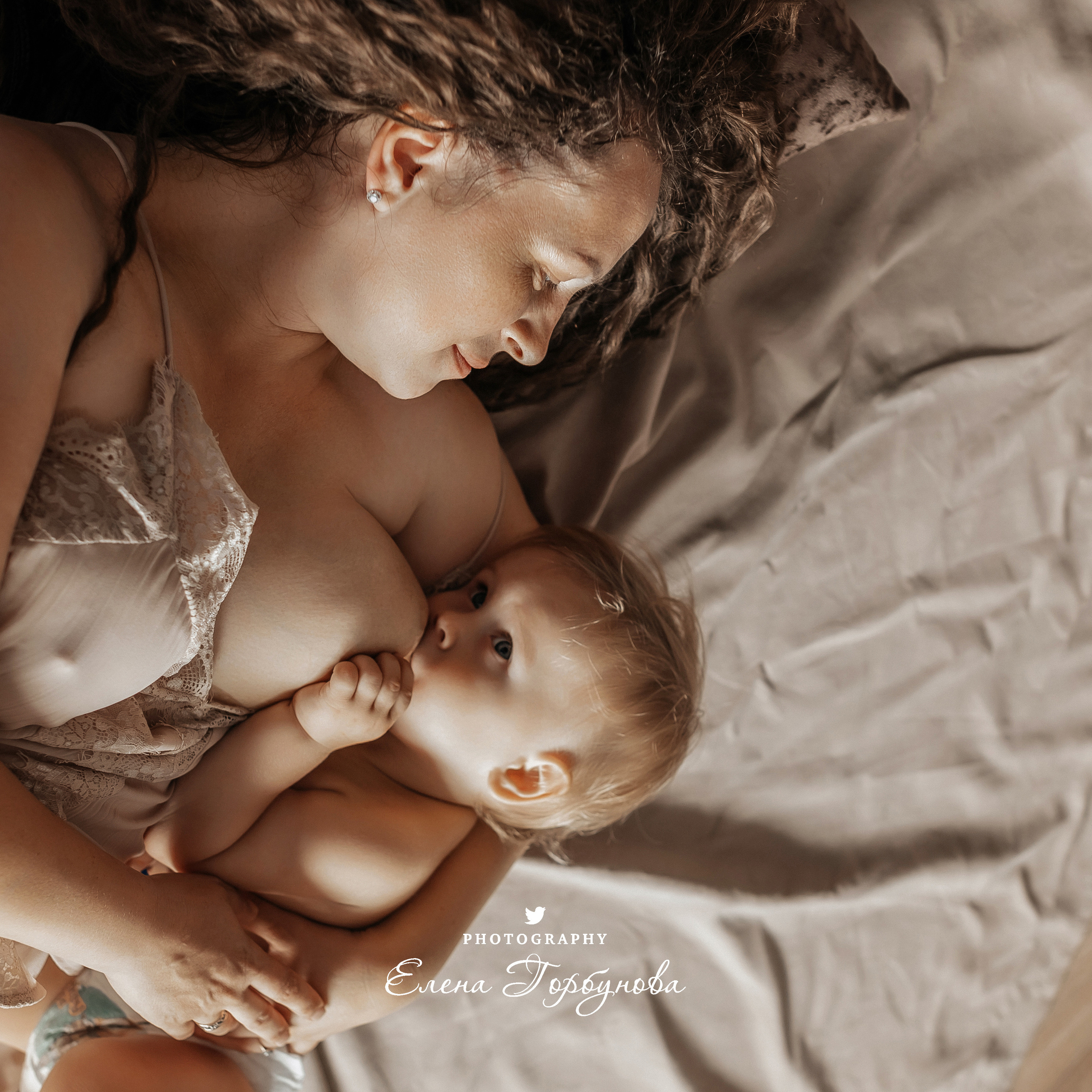 Мама и малыш. Фотосессия материнство. Мама кормит грудью своего малыша, грудное вскармливание. Фотограф Елена Горбунова Пермь. Детский семейный фотограф Пермь. Лайфстайл Пермь. Семья Пермь.