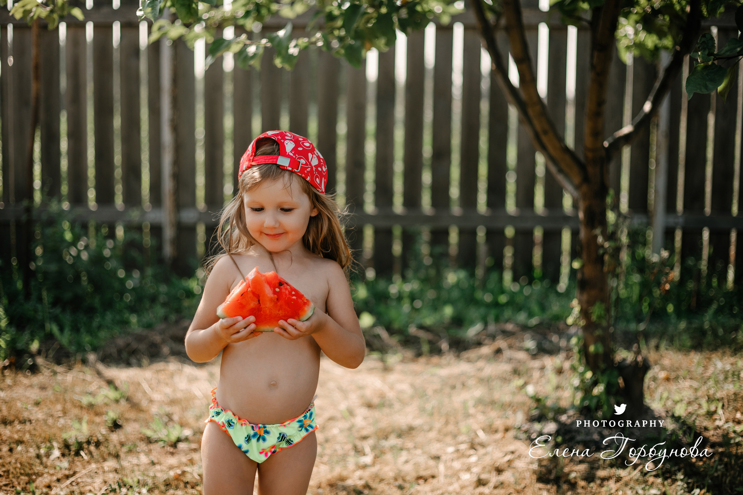 Детская фотосессия на природе на даче летом с сочным арбузом