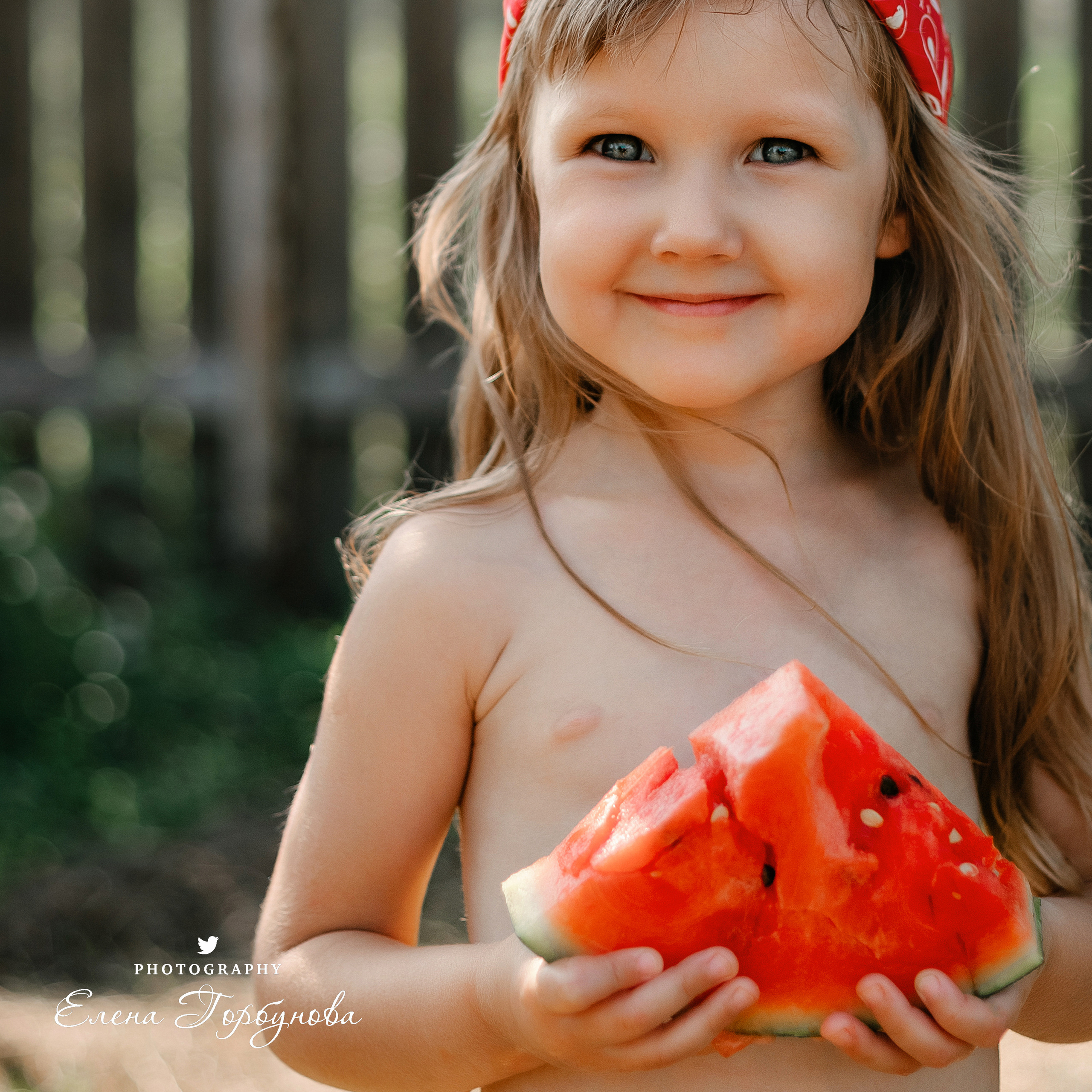 Детская фотосессия на природе на даче летом с сочным арбузом