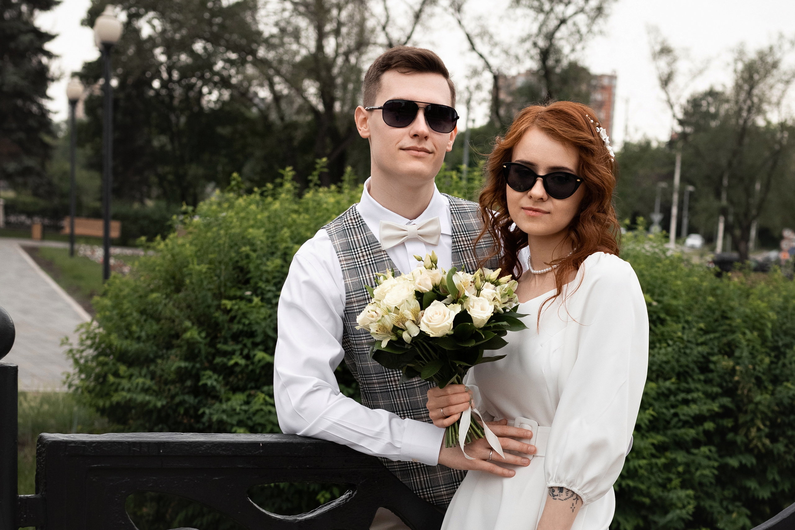 жених и невеста позируют  в очках