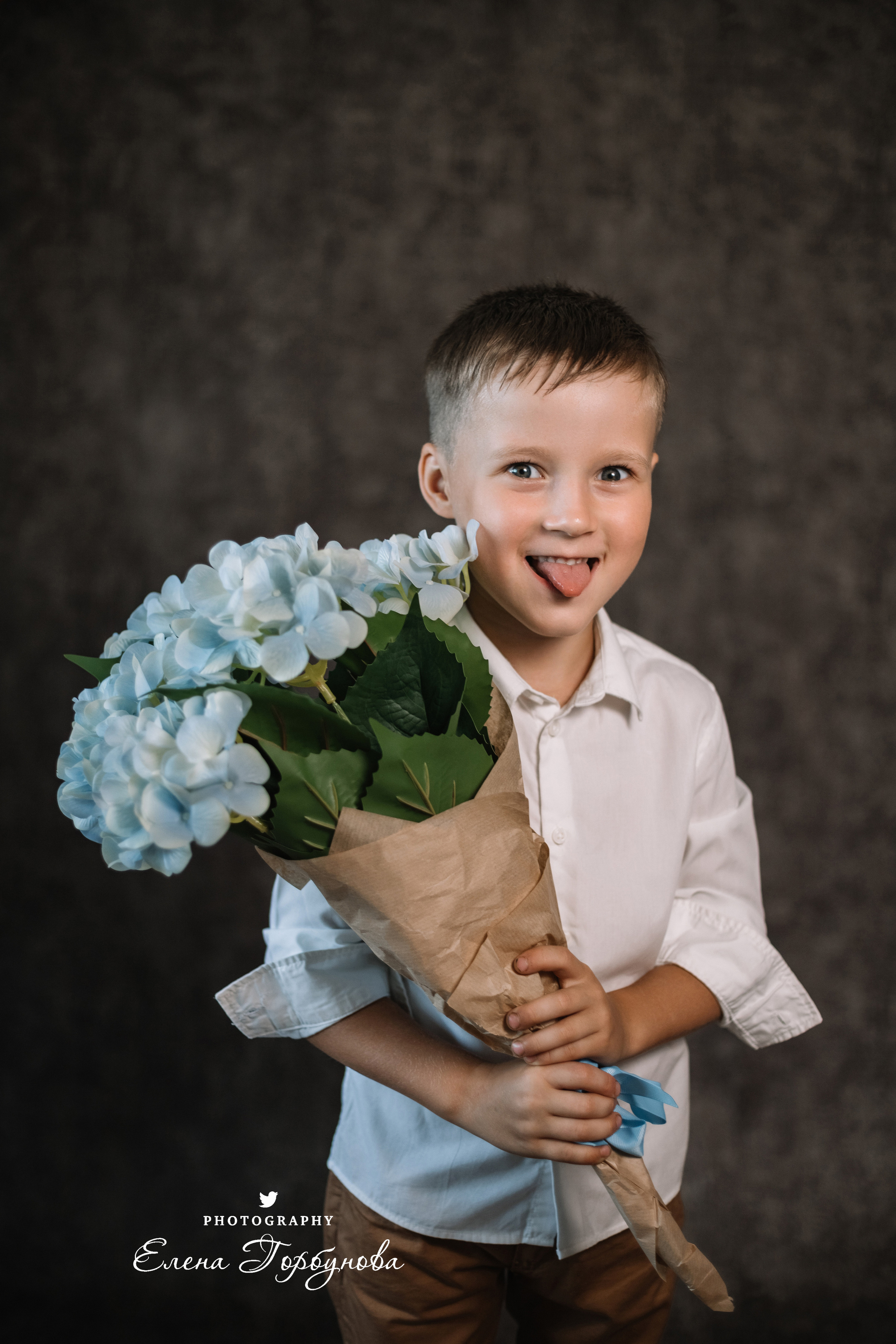 Мальчик позирует на стуле с цветами голубая гортензия. детская фотосессия, детский портрет, фотосессия в садике, фотосессия в студии, детский фотограф пермь Елена Горбунова.