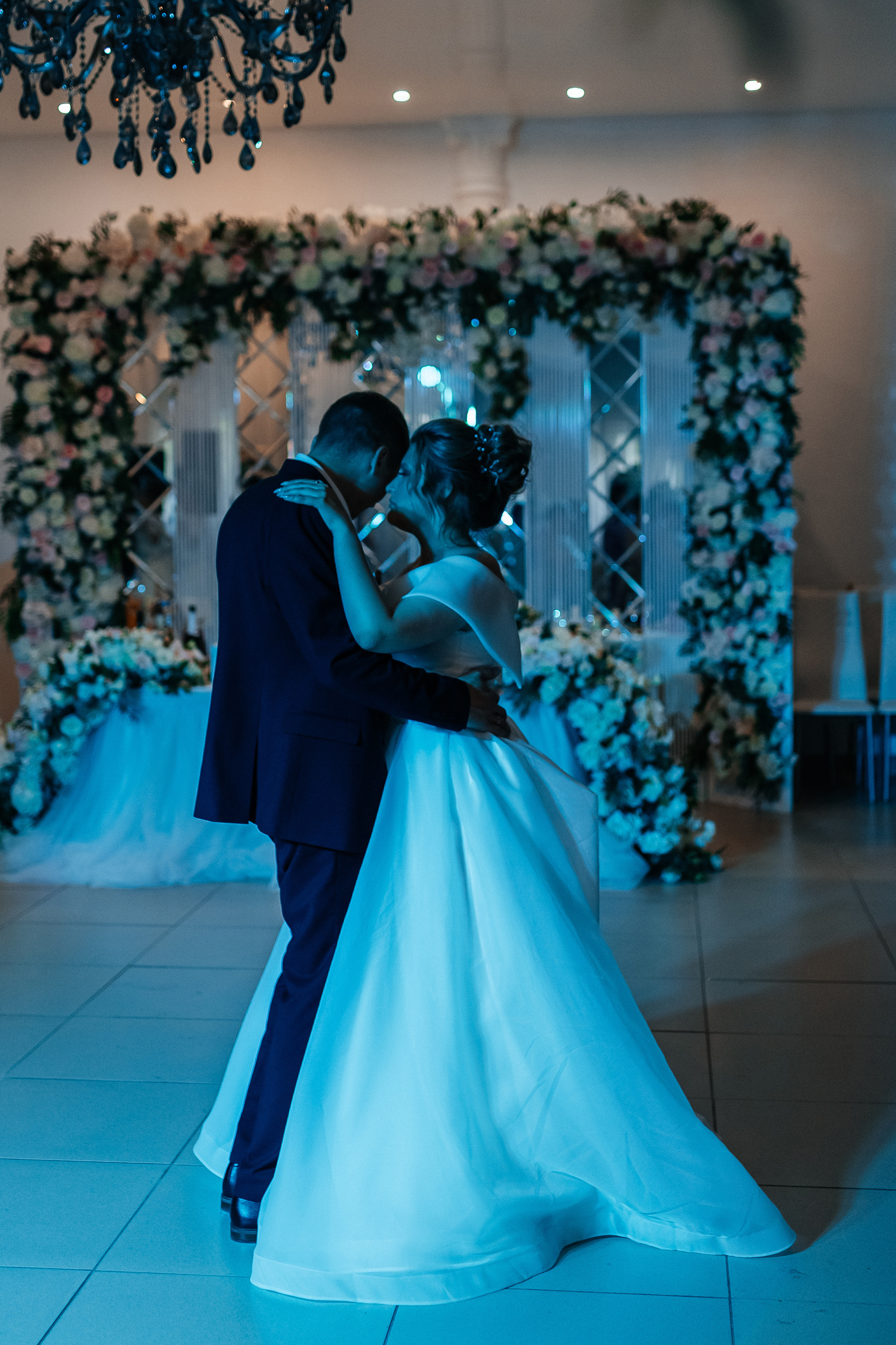 Танец жениха и невесты. Репортажное фото со свадебного банкета